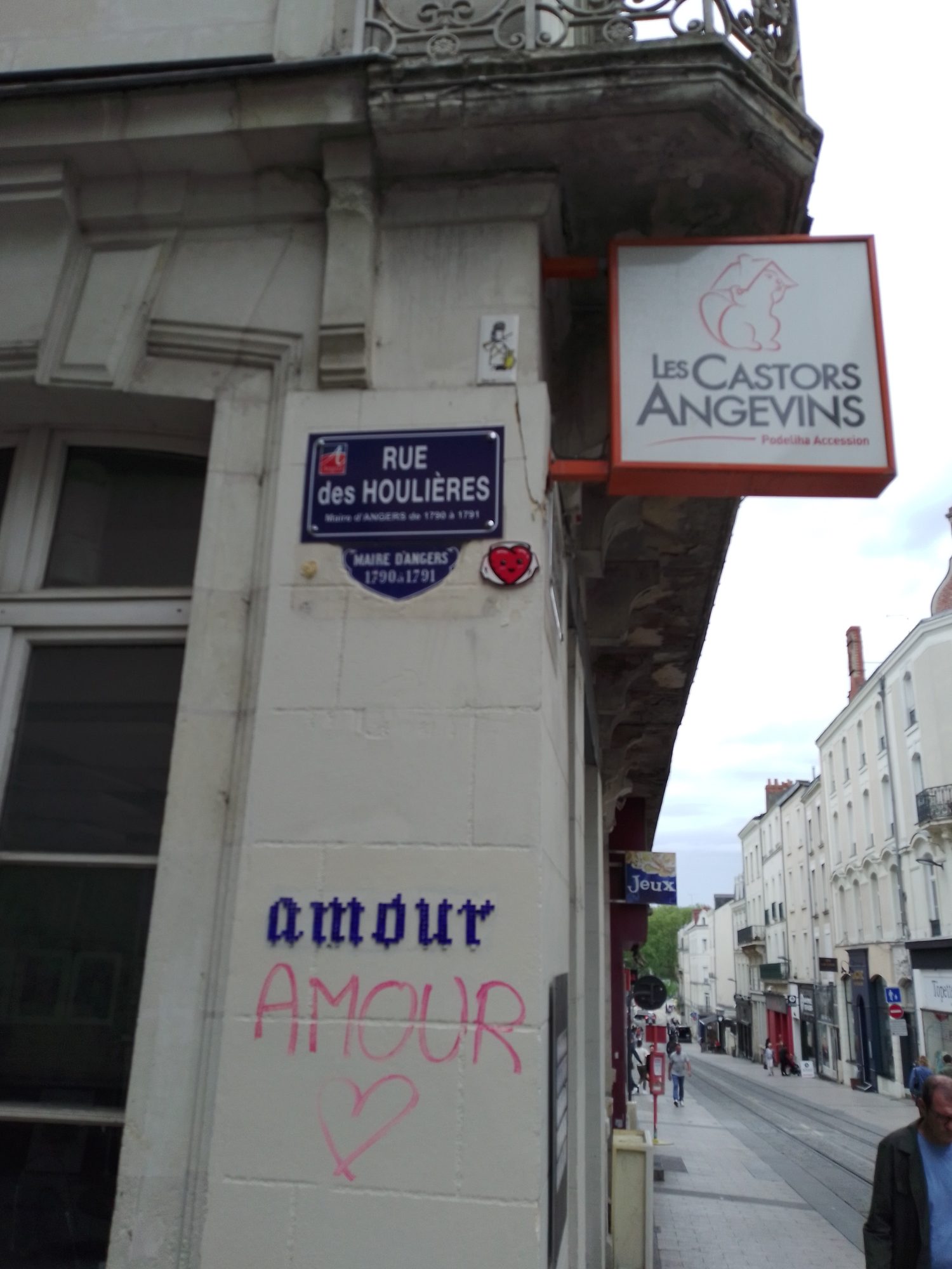 Amour deux fois, sous la plaque des Houlières — Street art de Fast Freak à Angers