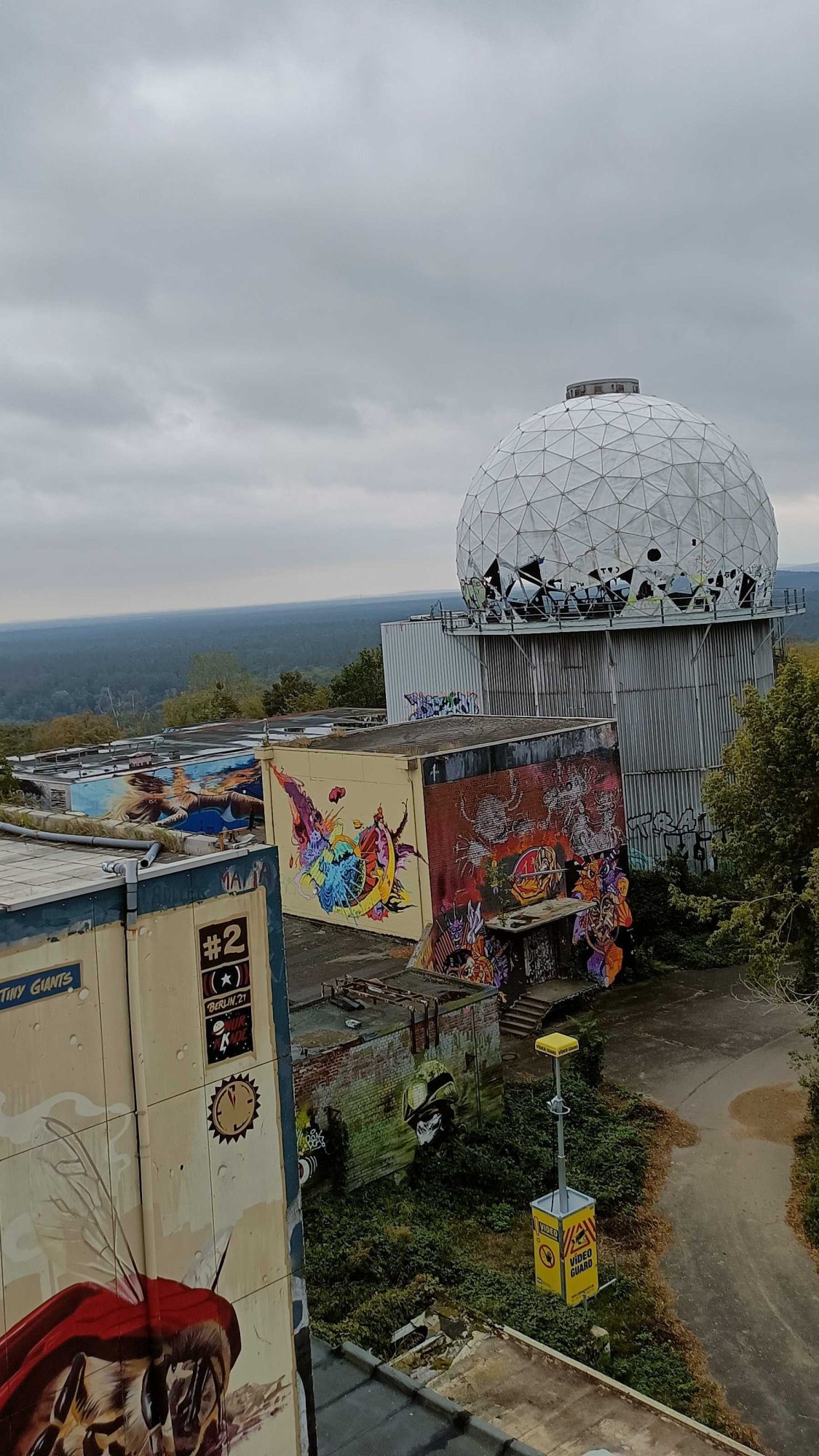 Vue du Teufelsberg et ses fresques, Berlin — Street art à Berlin