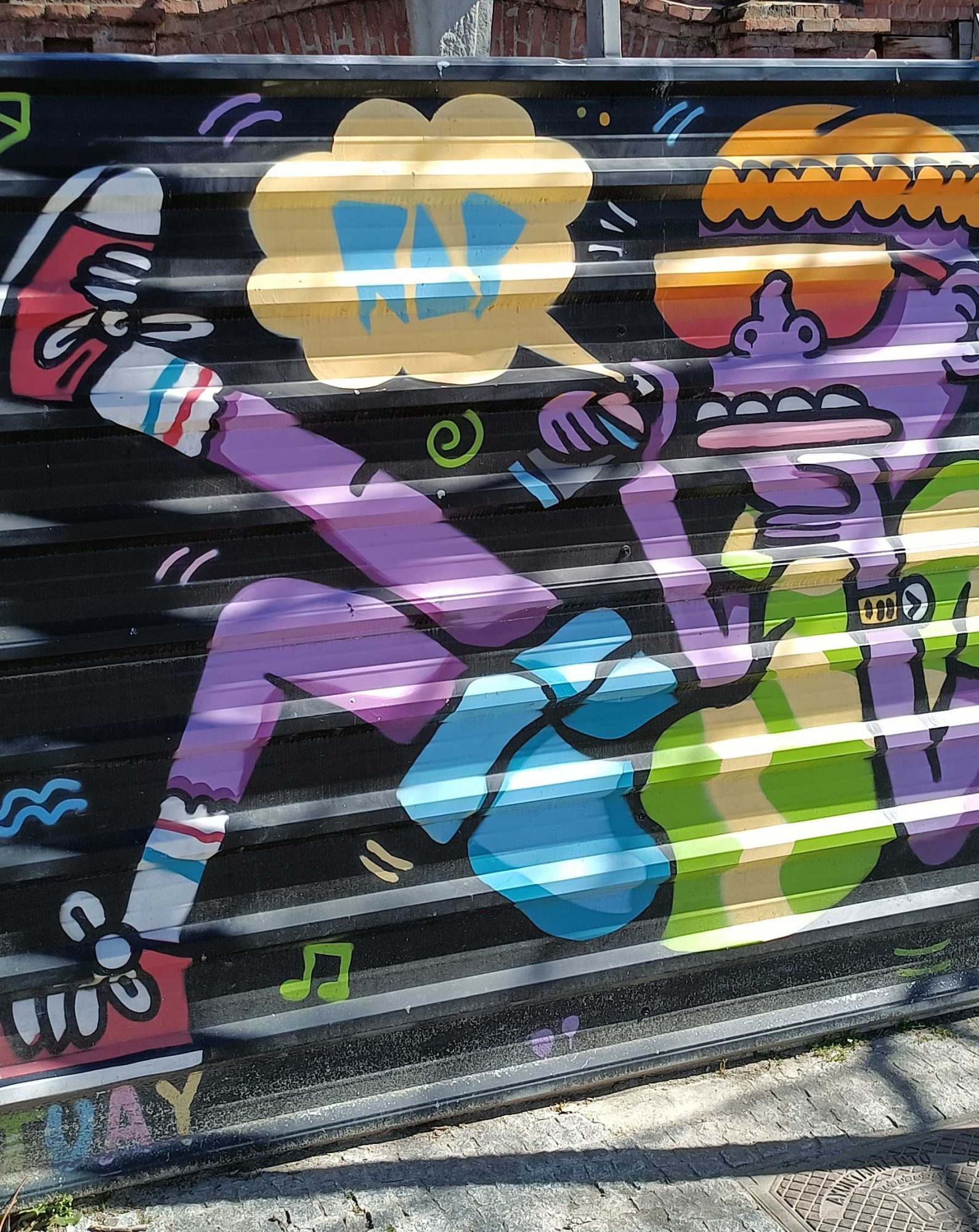 Personnage violet rap et hip-hop — Street art à Madrid