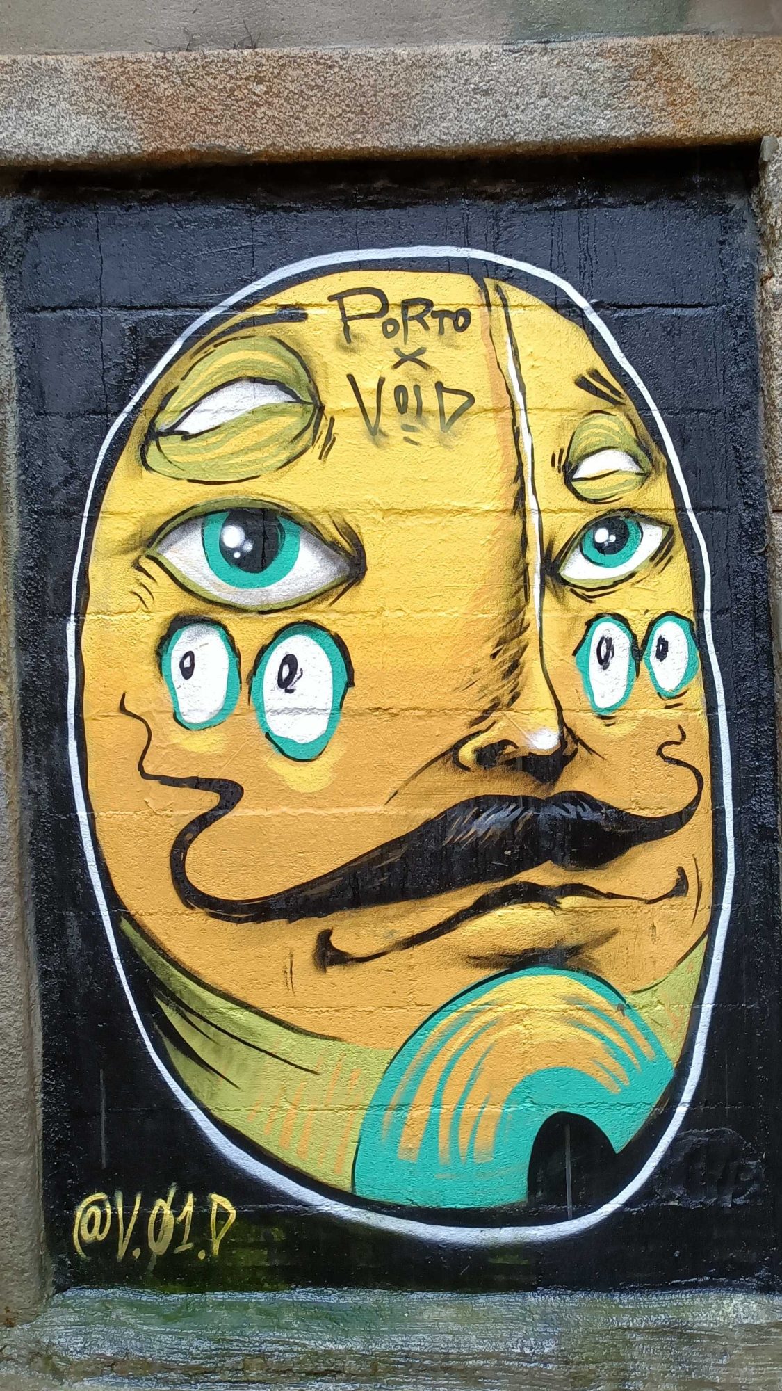 Visage surréaliste Porto x Void — Street art de Gergely Void (v.01.d) à Porto