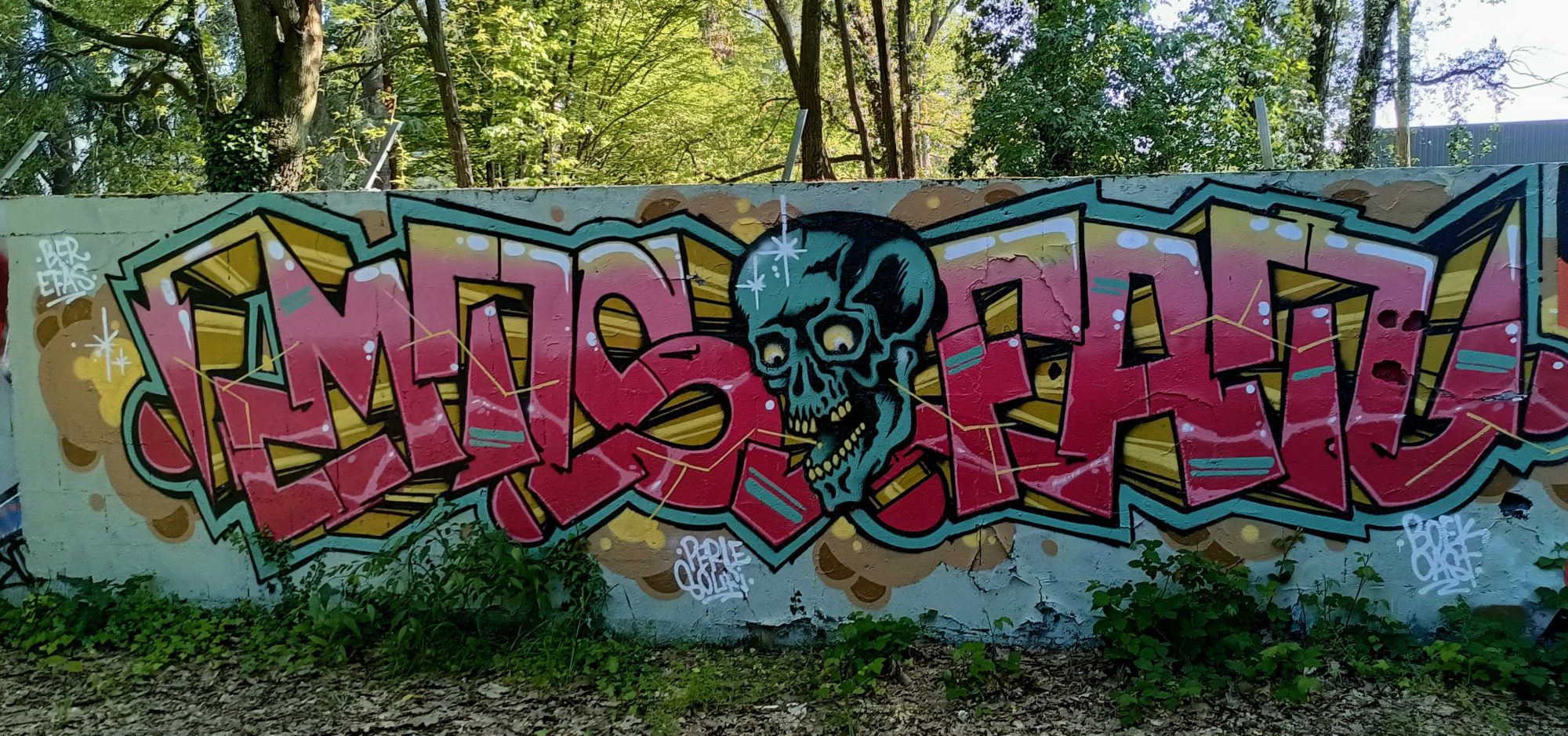 Le crâne bleu entre deux lettrages — Street art à Nantes