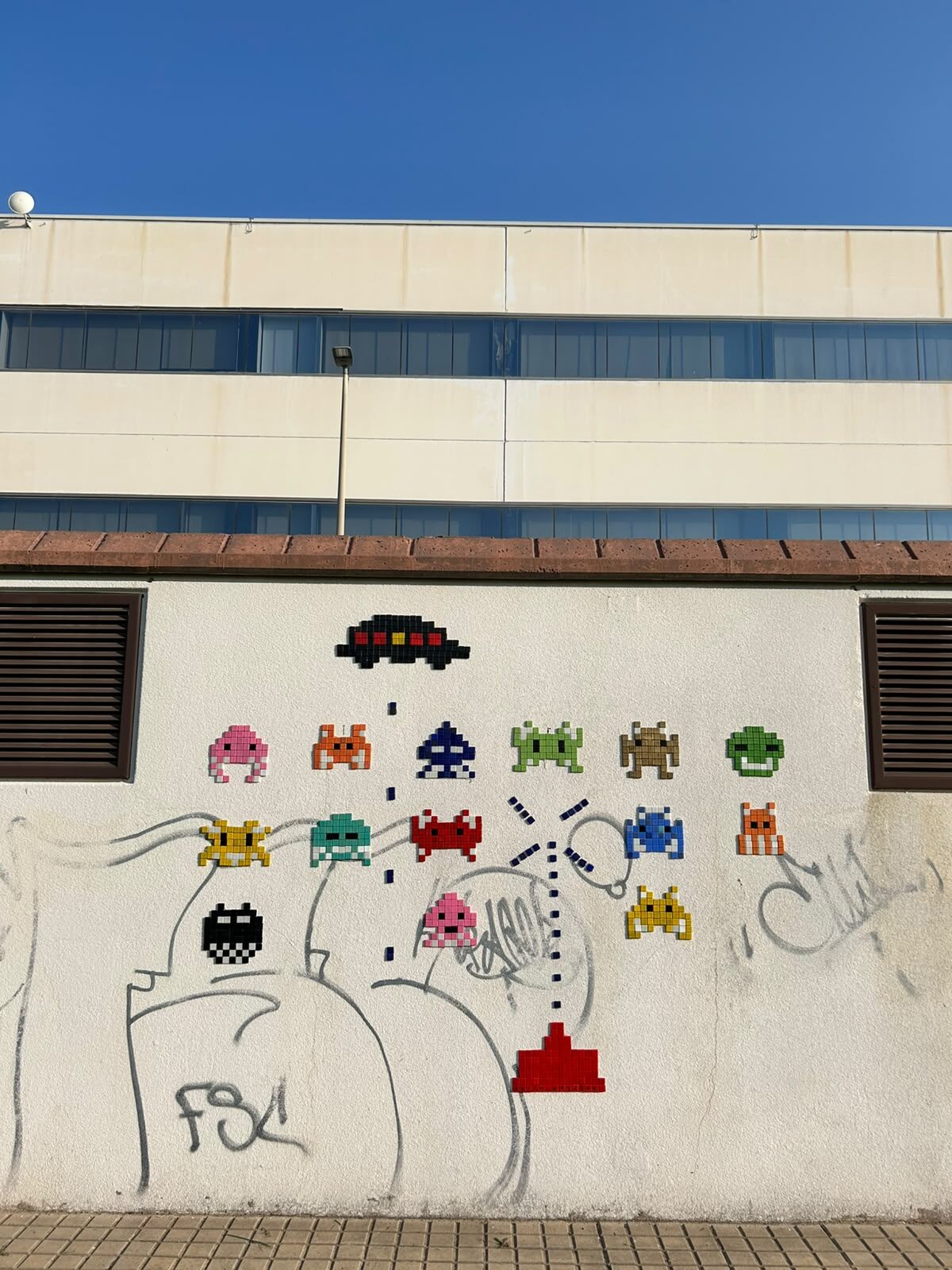 Le mur des Space Invaders — Street art de Astro Boy à Beniarbeig
