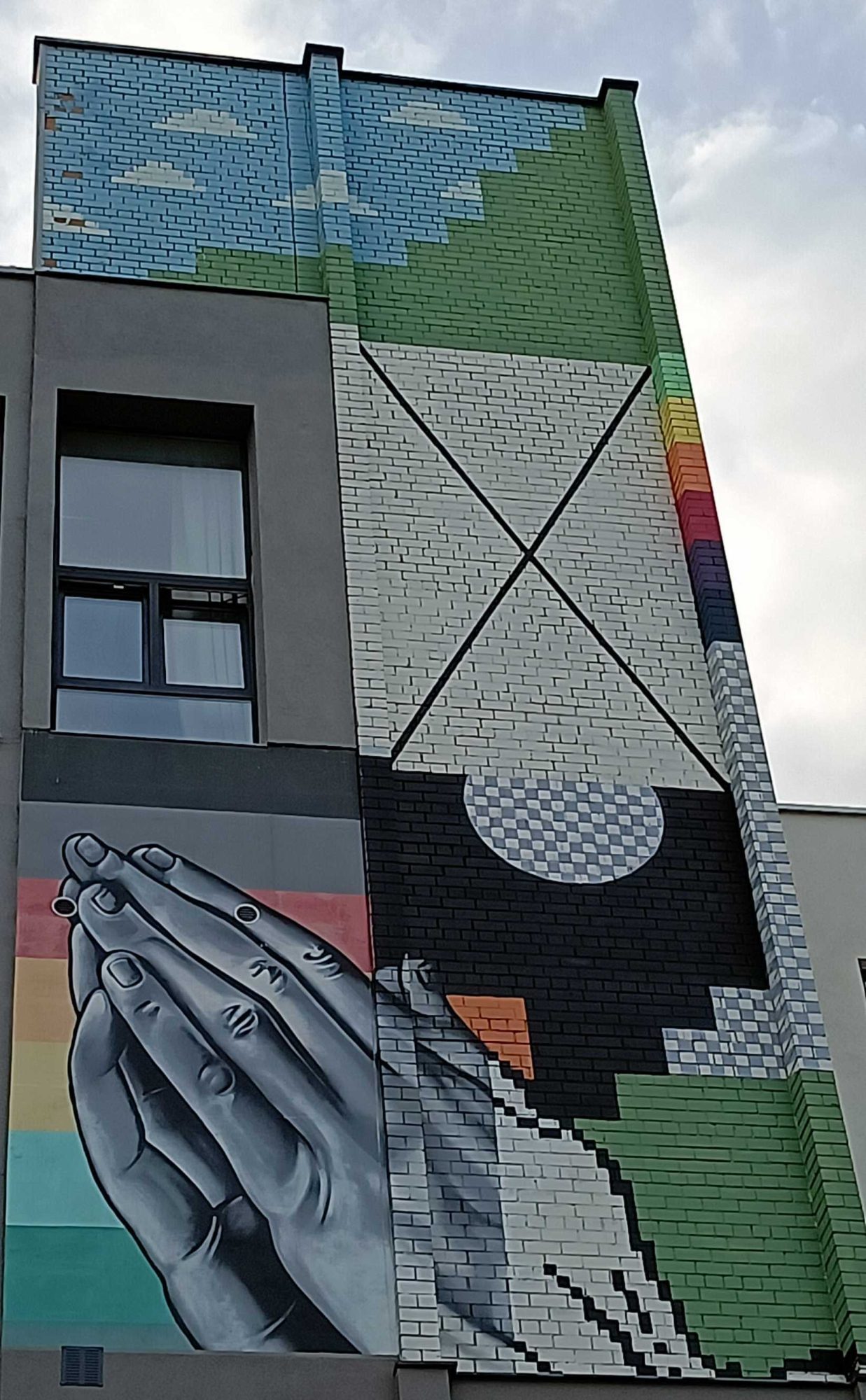 Pixelated multicolor hand — Street art by Perkup (Paul Riedmüller) in Vilnius