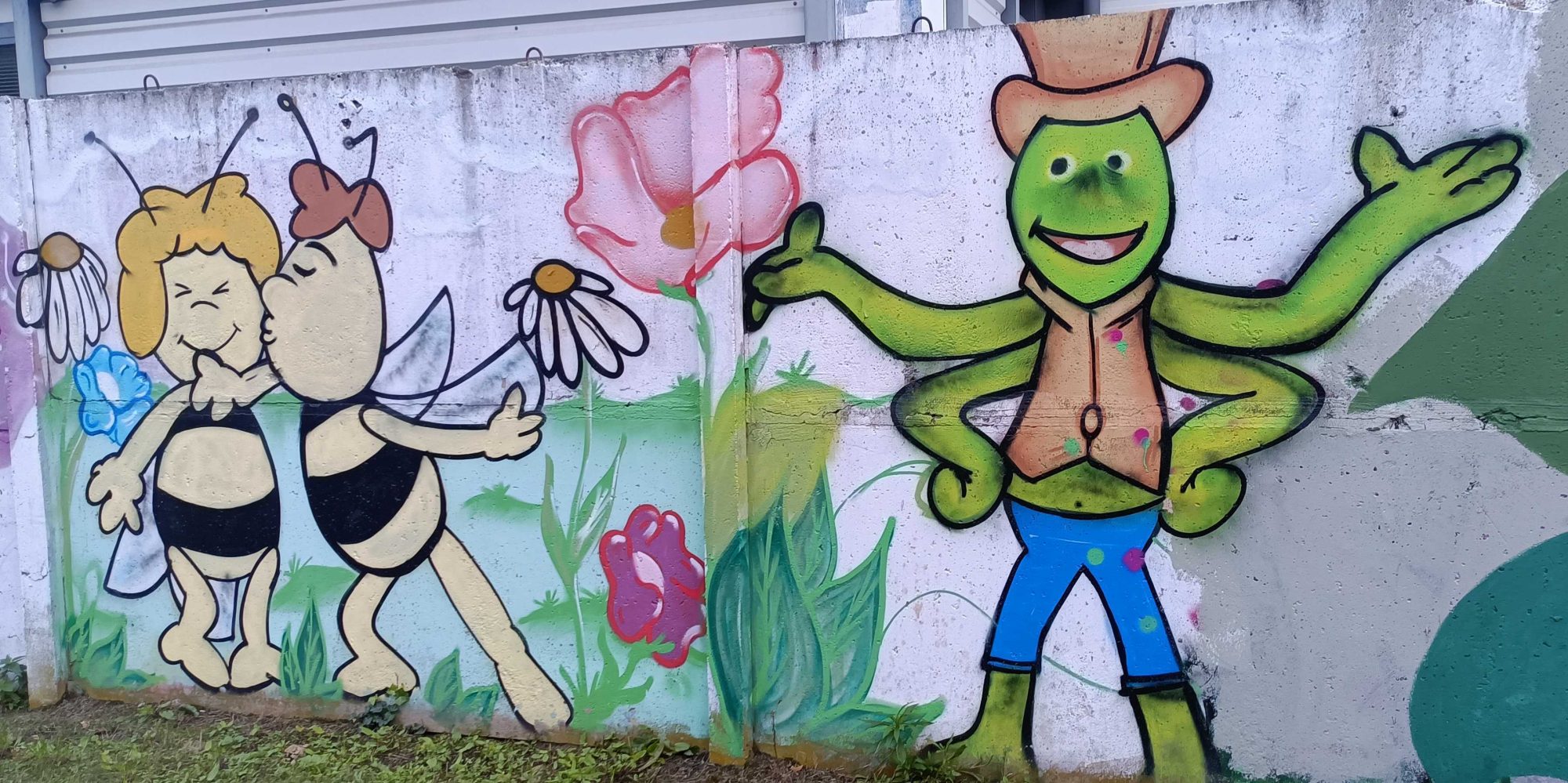 Two Bees and a Frog — Street art in Berlin