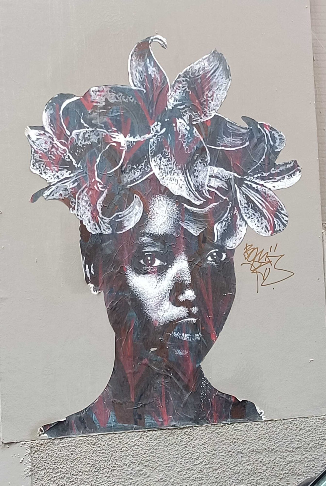 Portrait de femme à la couronne florale — Street art de Seb Bouchard à Nantes