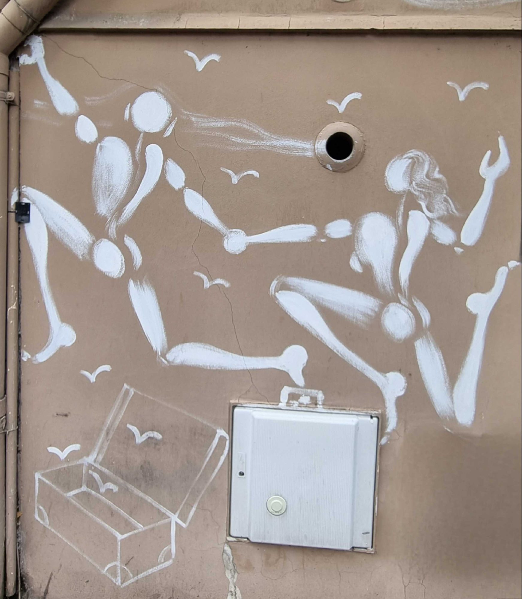 Duo of White Silhouettes and Suitcase, Mesnager — Street art by Jerome Mesnager in Vichy