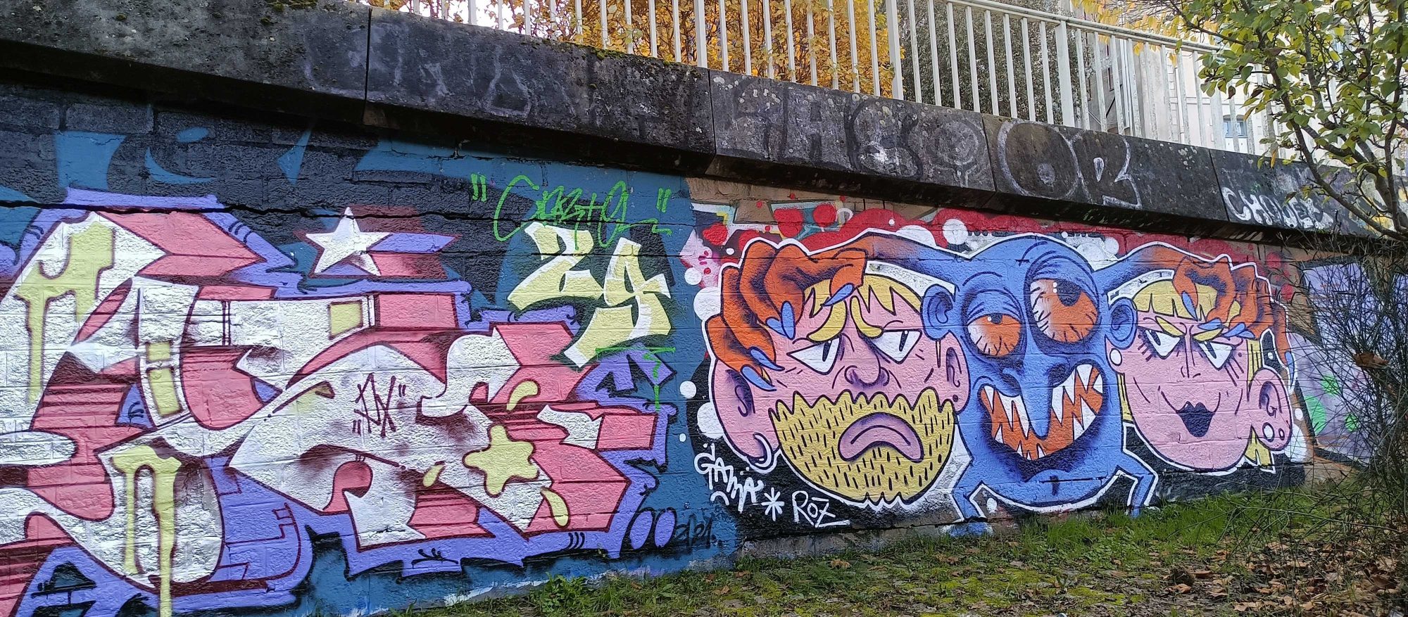 Monstres bleus cartoon et wildstyle coloré — Street art à Nantes