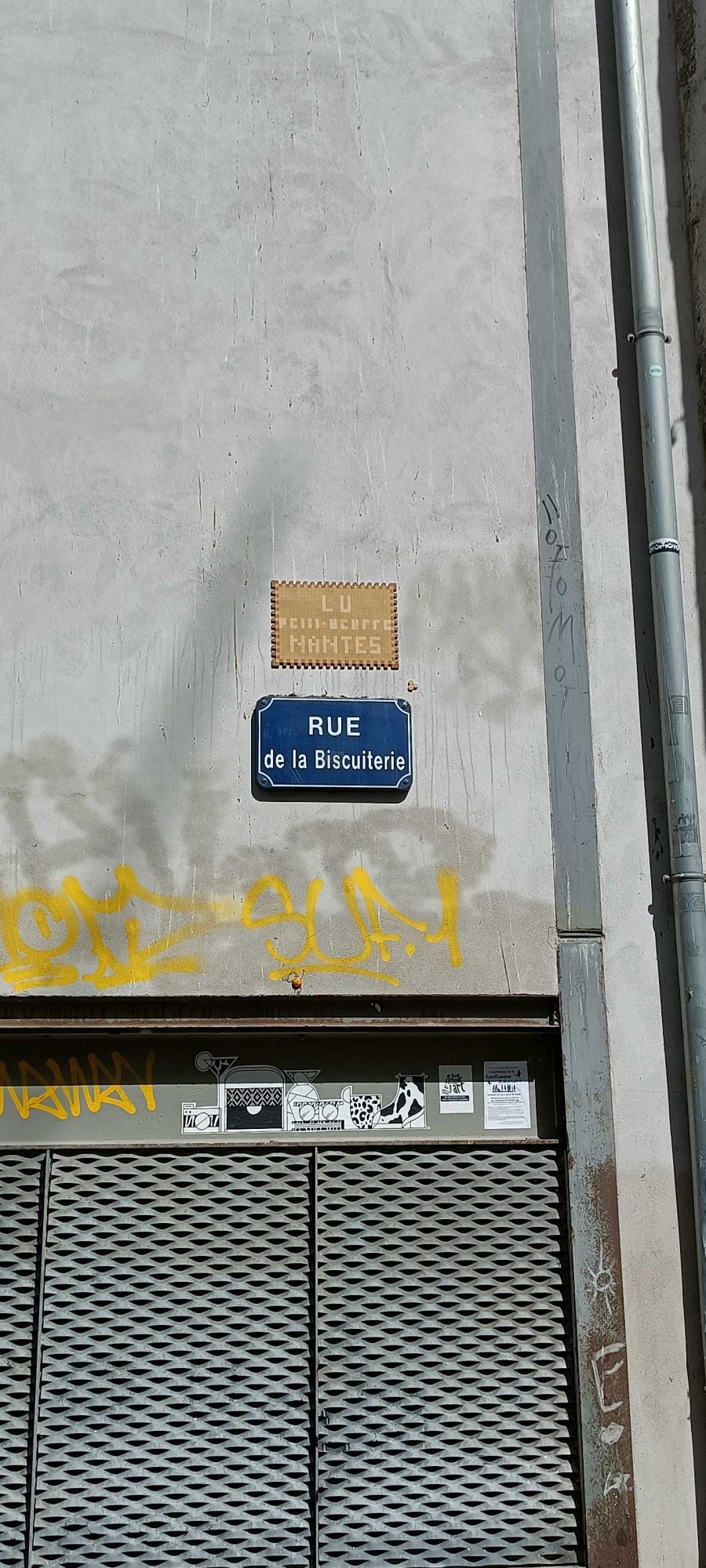 The Golden Petit-Beurre on Rue de la Biscuiterie — Street art by Mifamosa in Nantes