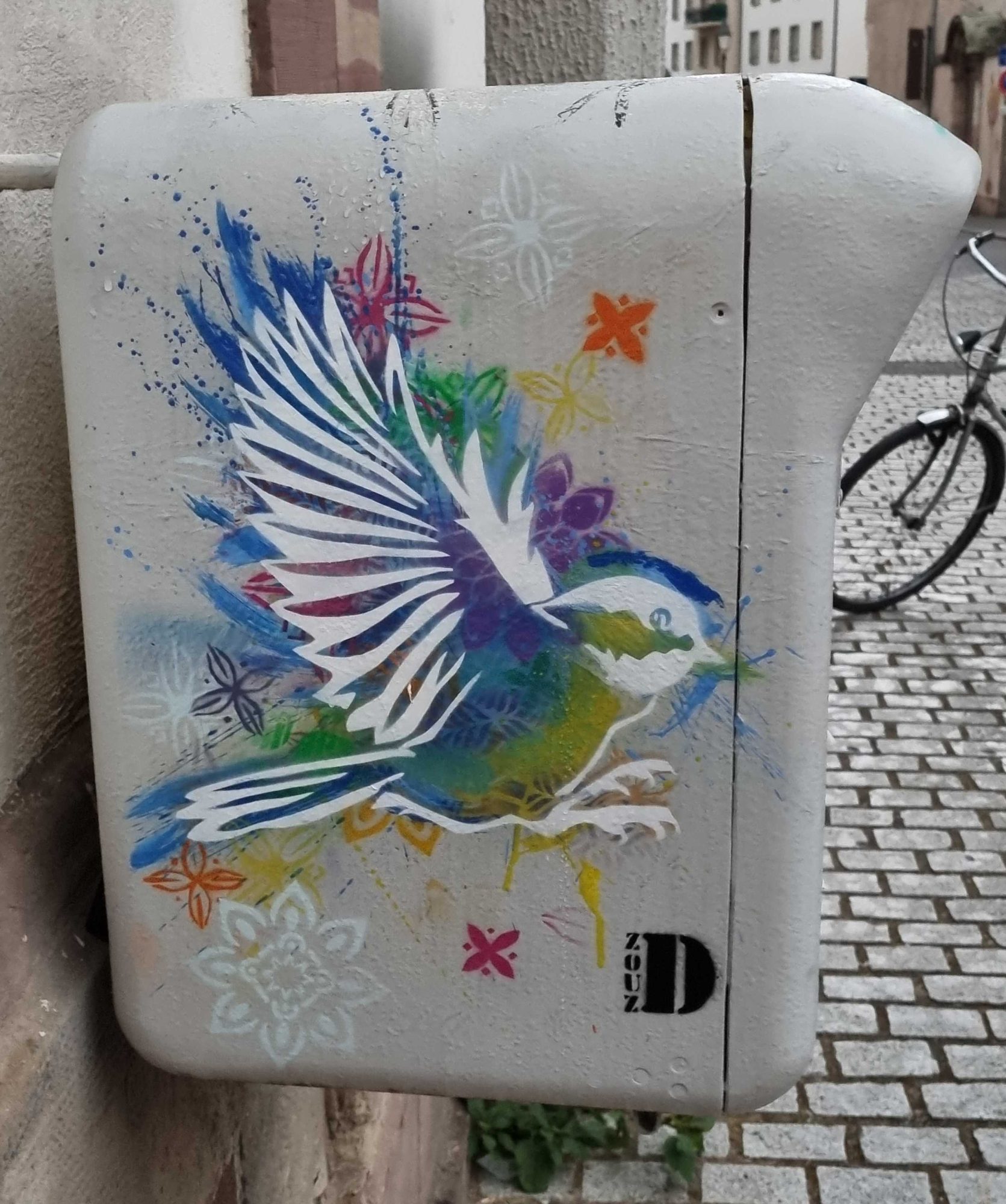 Oiseau aux ailes multicolores — Street art à Strasbourg