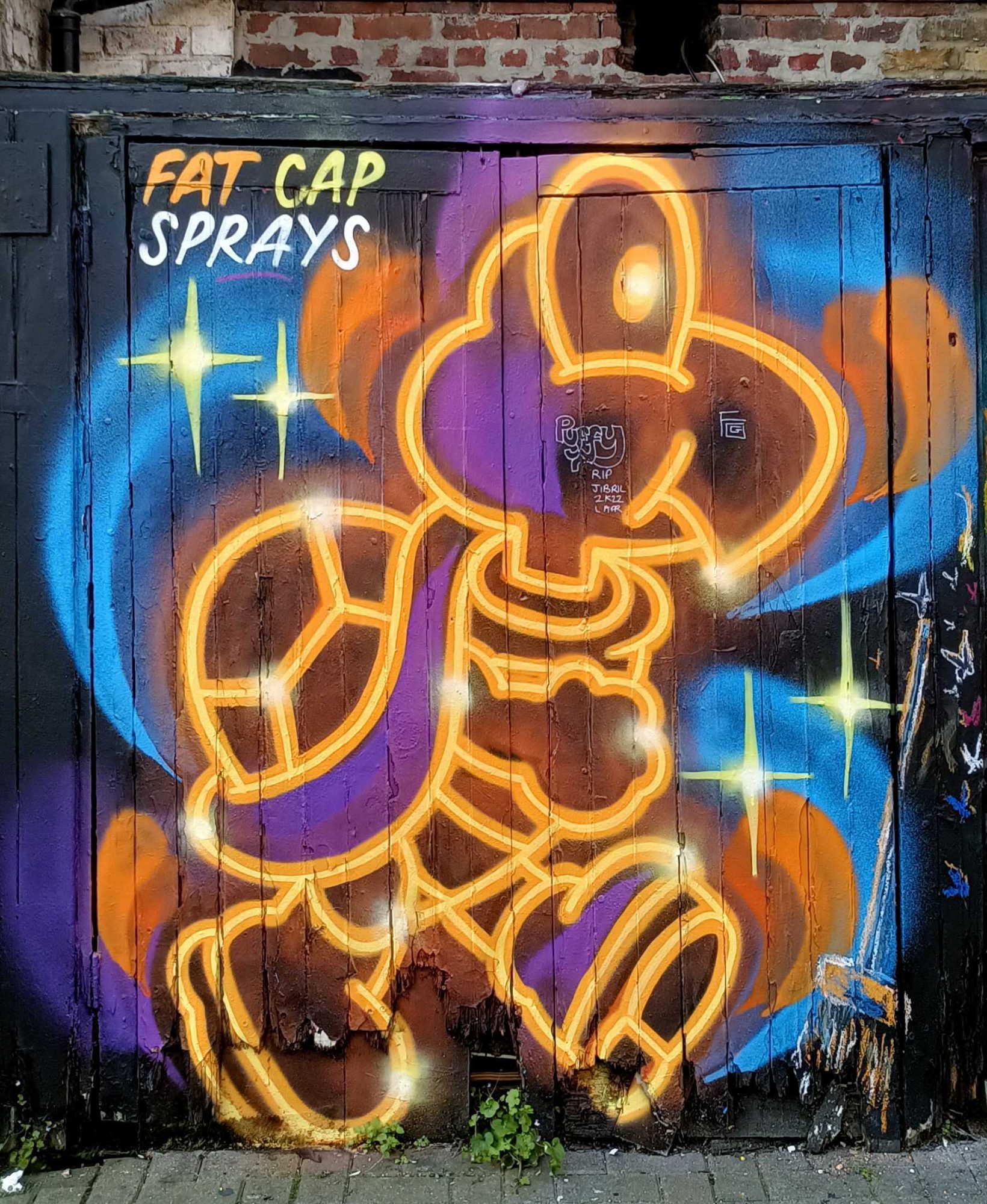 Bonhomme néon, porte de Fat Cap Sprays — Street art de Fat Cap Sprays à London