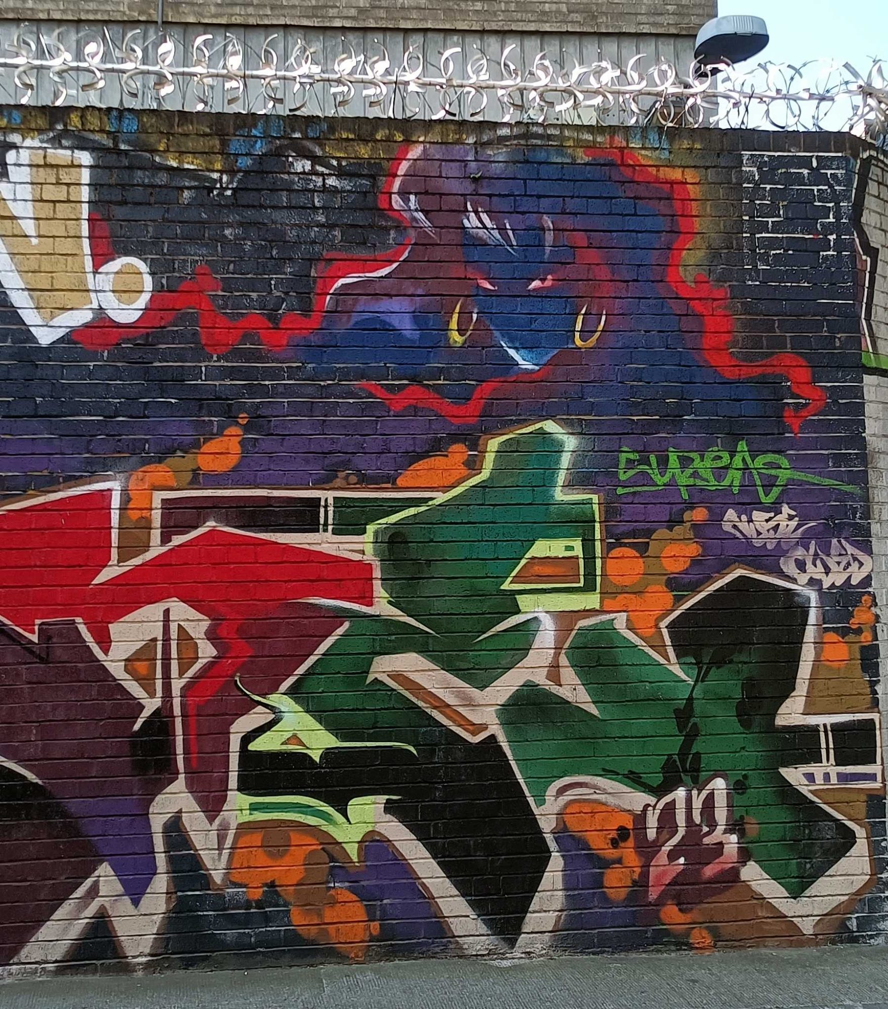 Tête de félin violette et wildstyle — Street art à London
