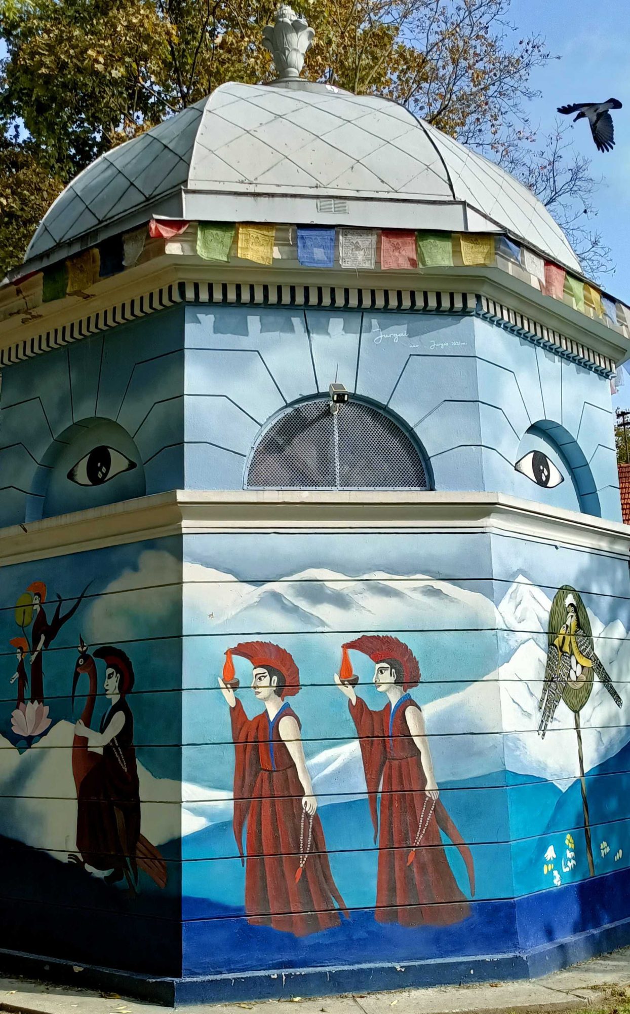 Dôme avec figures colorées — Street art de Jurga Užkurnytė à Vilnius