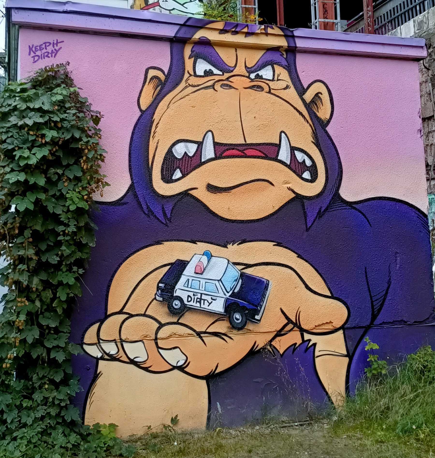 Gorille géant et voiture de police, cartoon — Street art de Dirty Dog à Berlin