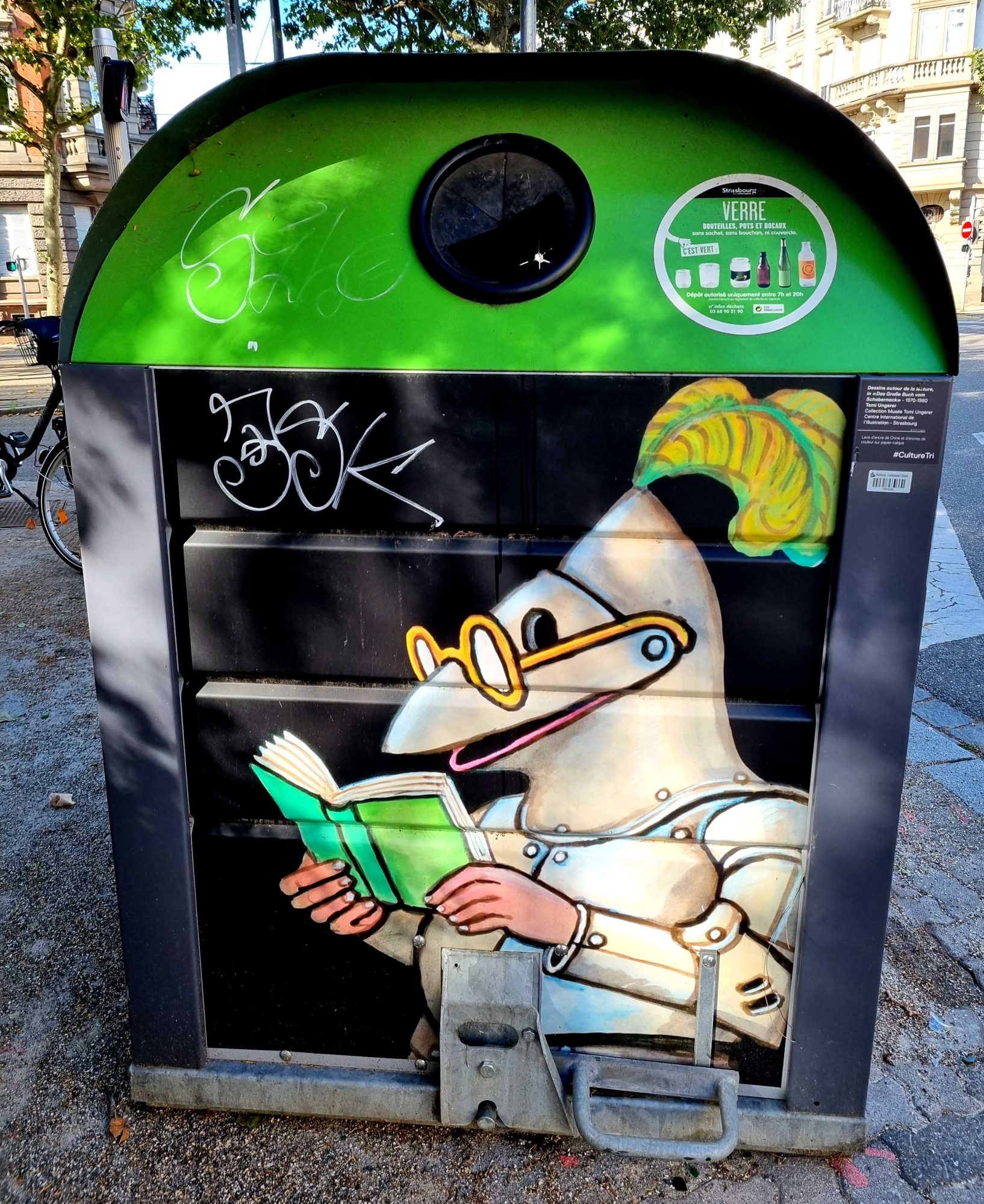 Lecture à la poubelle — Street art à Strasbourg