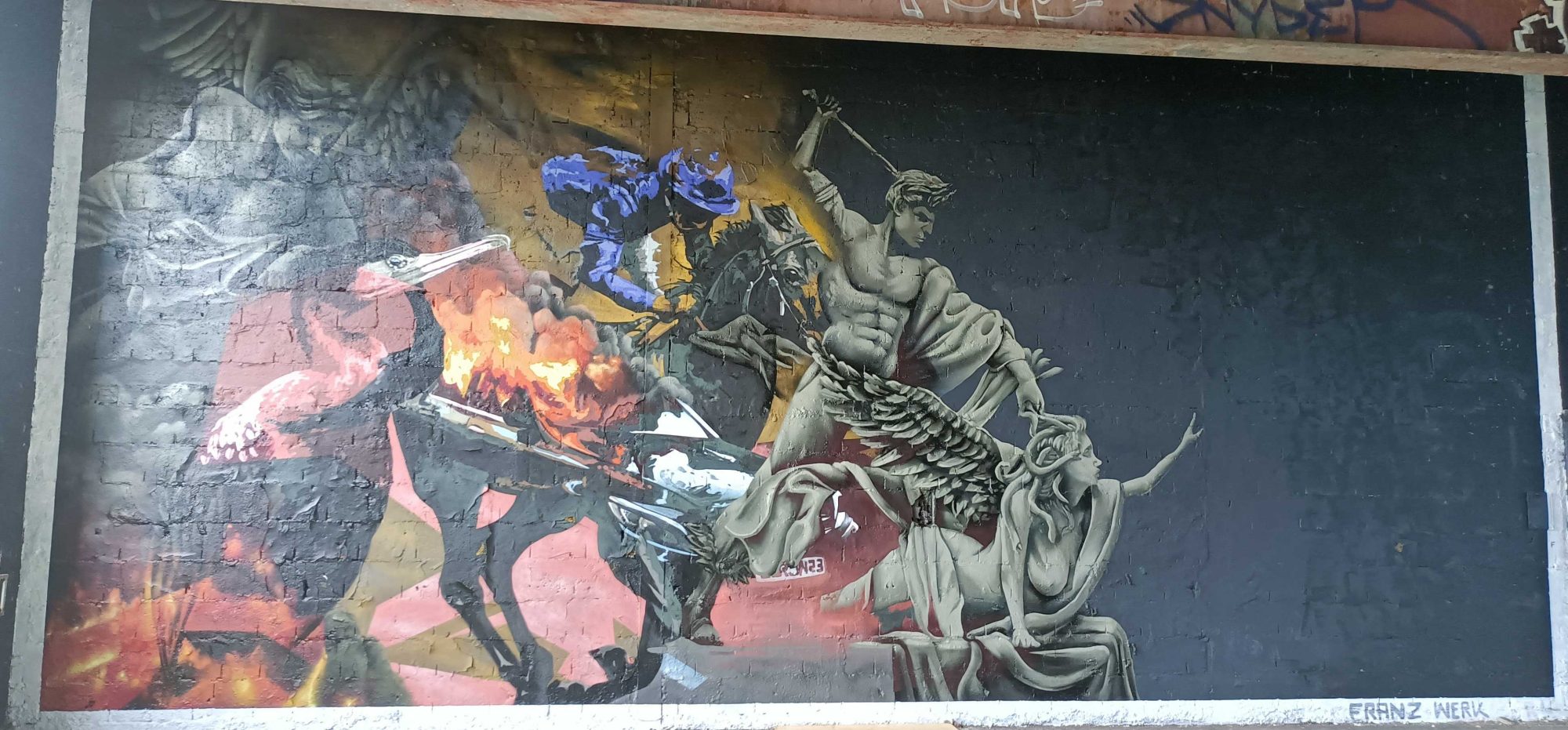 Cavaliers et statue en flammes — Street art de Franz Werk à Berlin