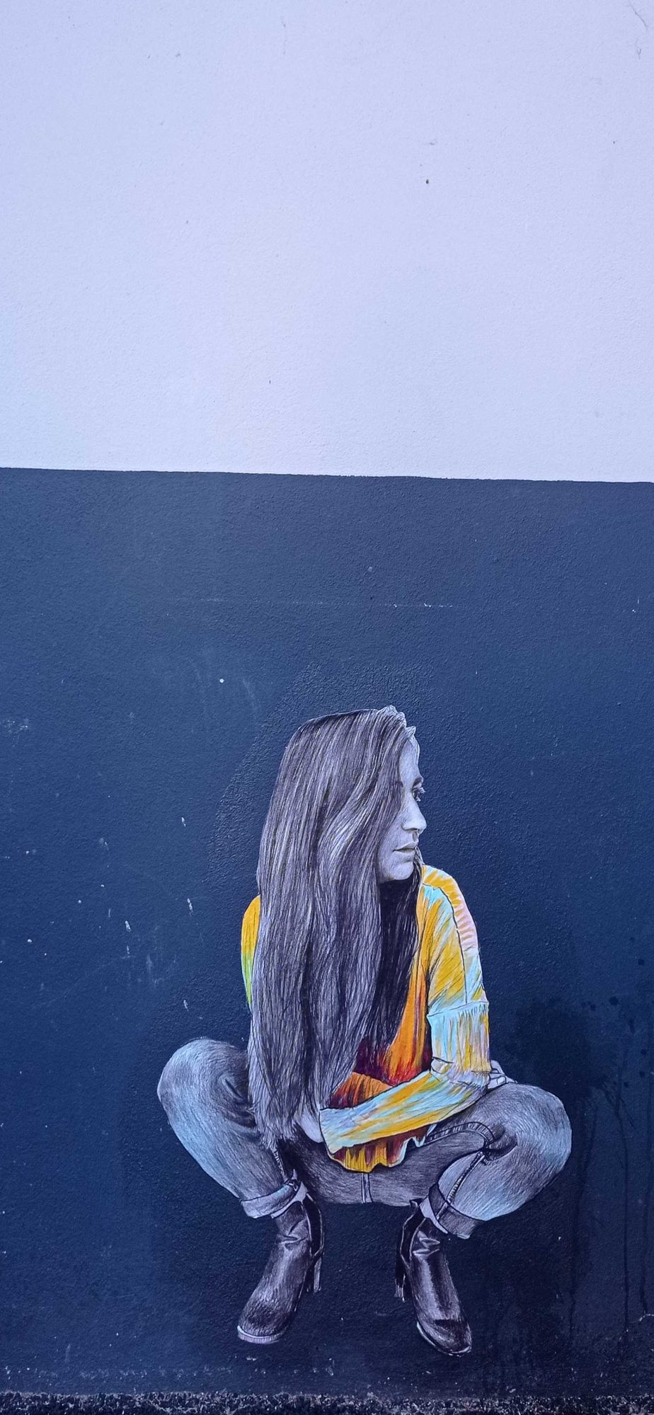 The Crouching Woman on the Two-Tone Wall — Street art in Roubaix