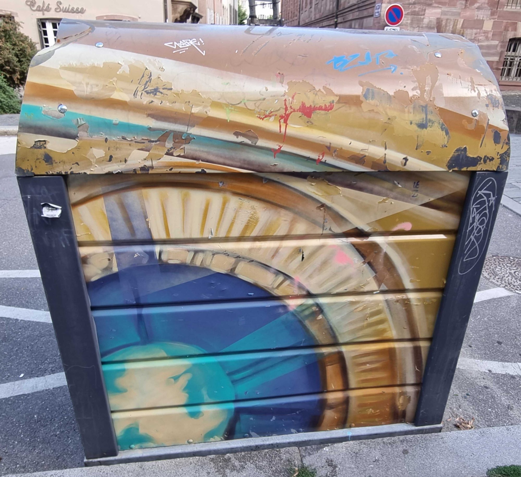 The Blue Disc and the Golden Rays — Street art in Strasbourg