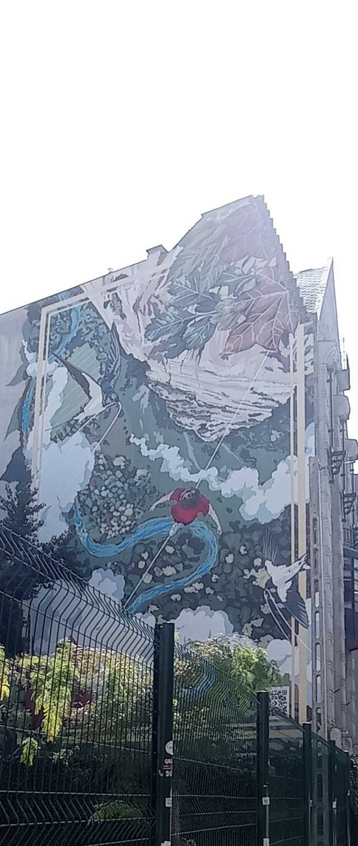Dragon et Héron sur Façade de Budapest — Street art à Budapest