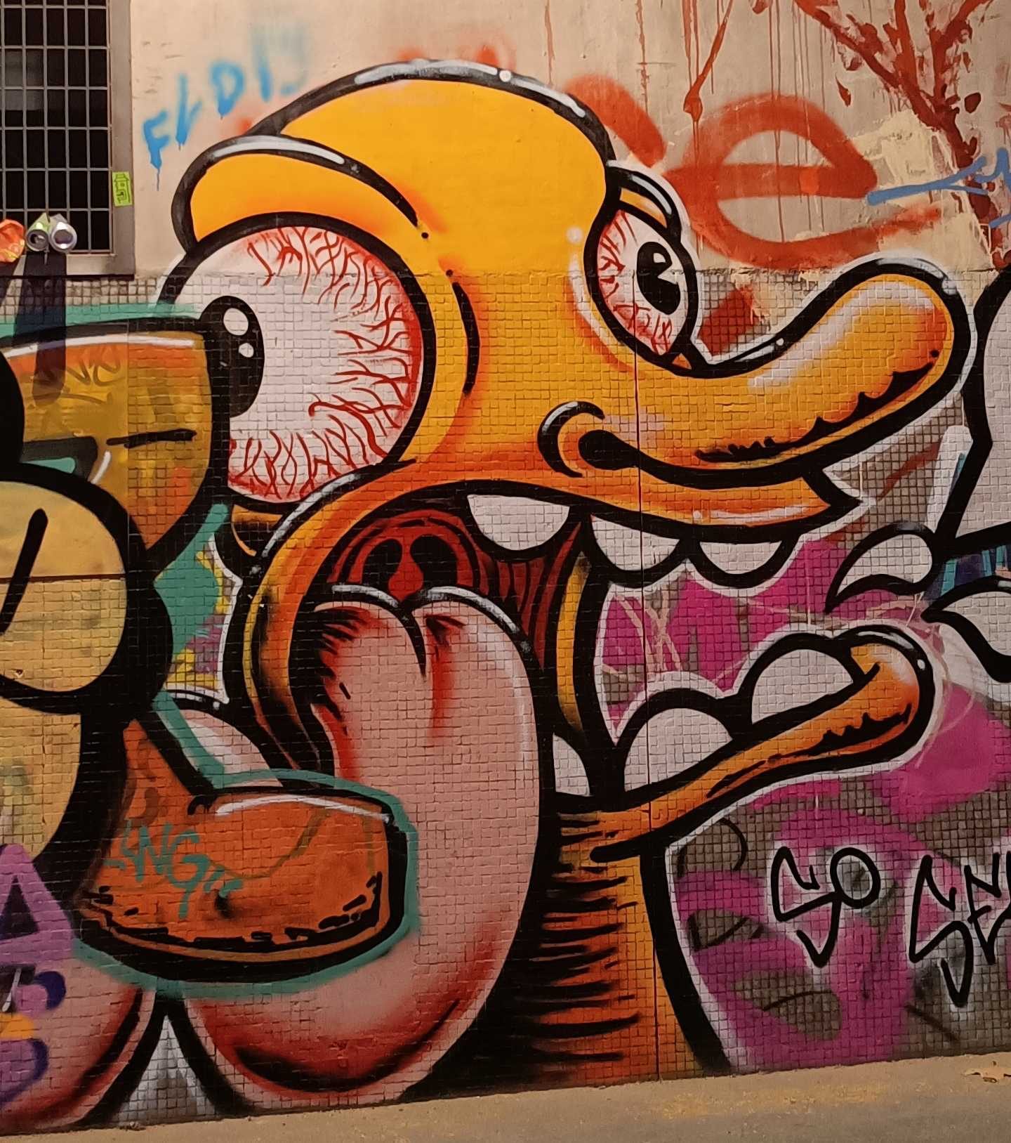 Cartoon Duck with Bulging Eyes — Street art in Paris