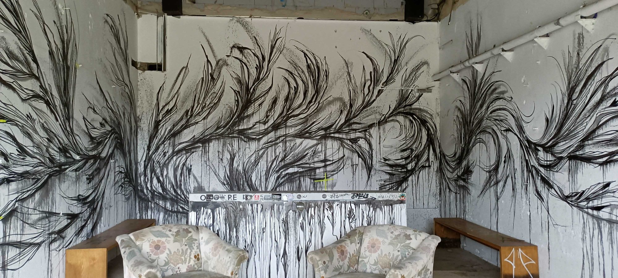 Végétation abstraite noire en intérieur abandonné — Street art de Juli Jah à Berlin