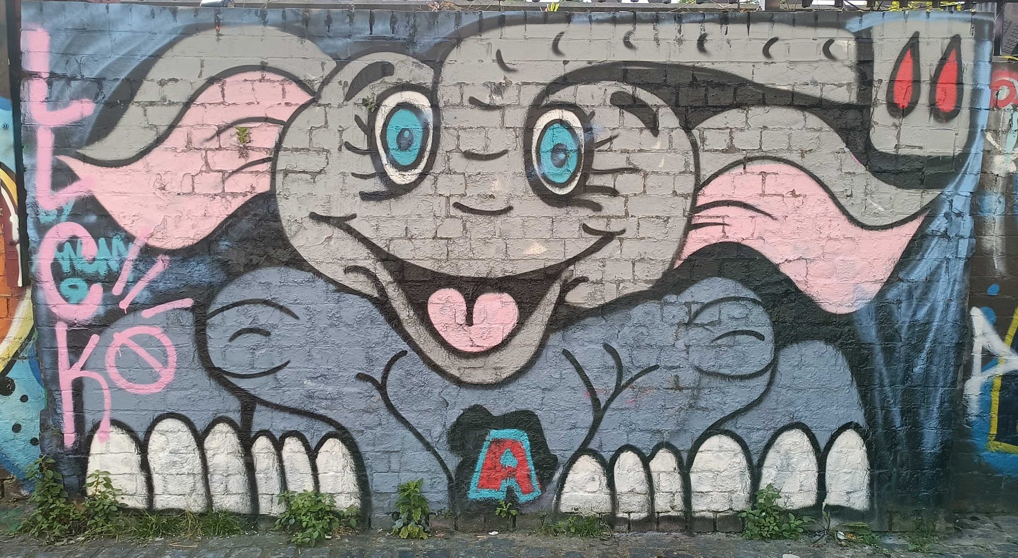 Éléphant cartoon aux oreilles roses — Street art à London