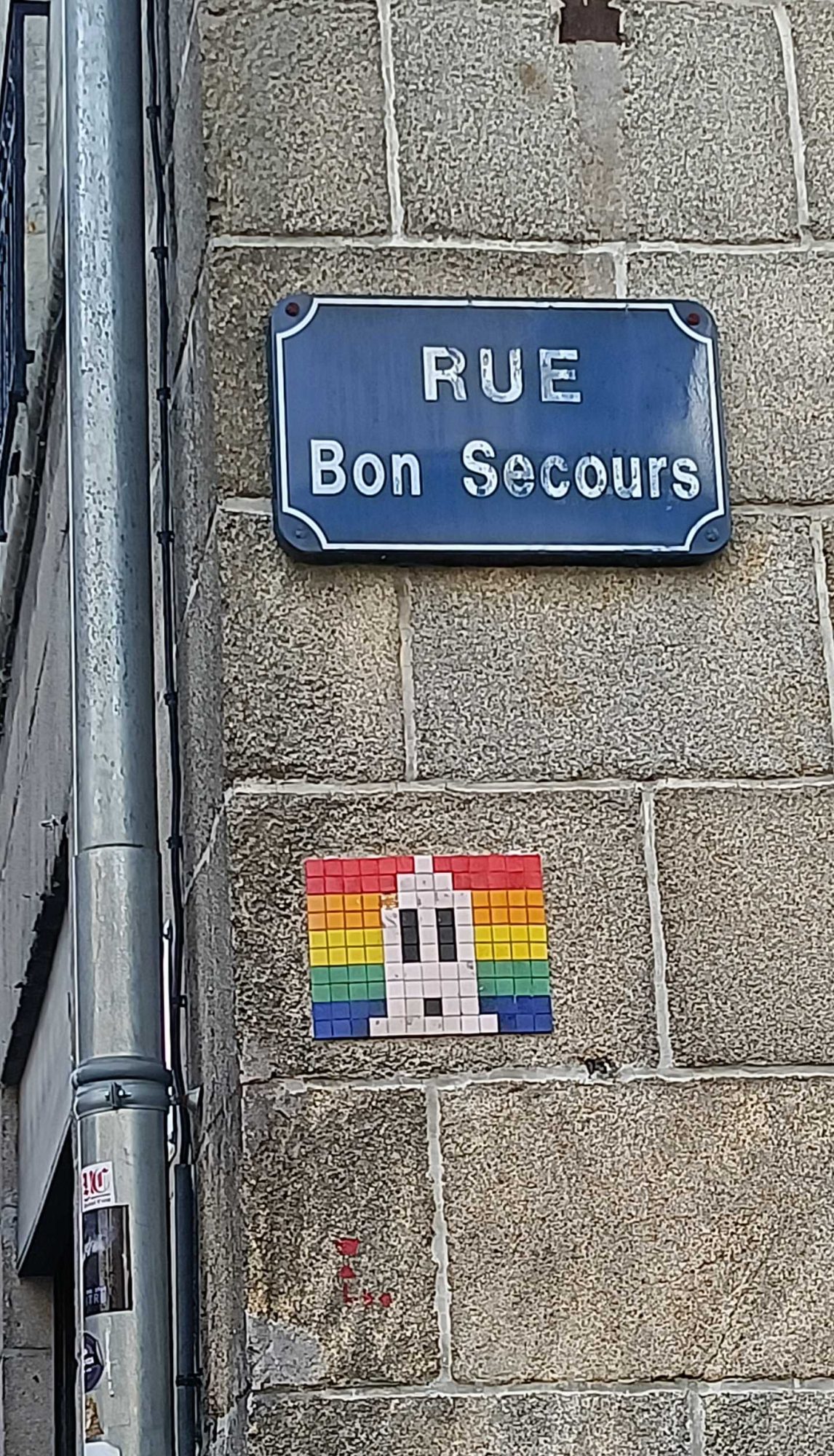 Space invader arc-en-ciel, rue Bon Secours — Street art à Nantes