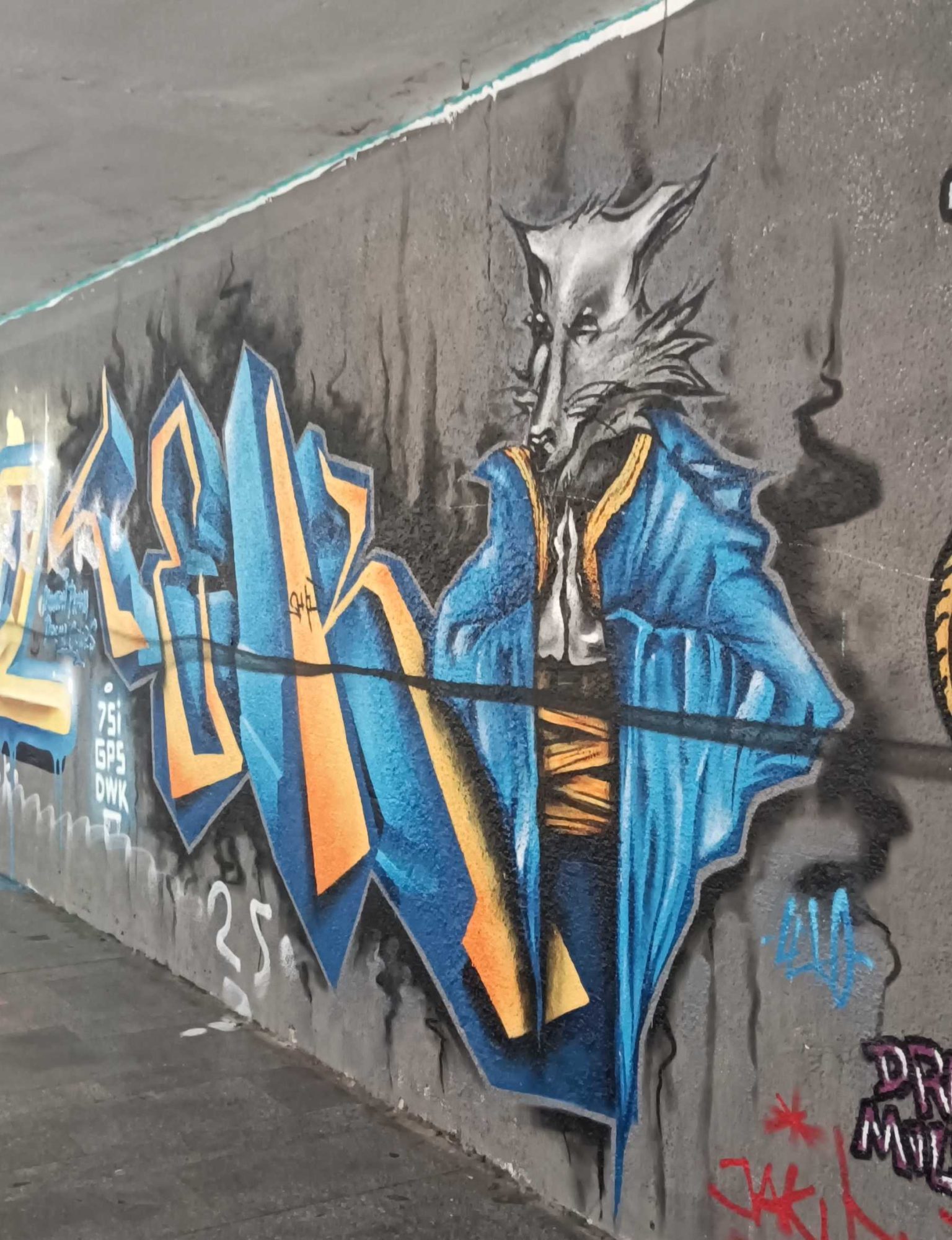Loup habillé et graffiti bleu et orange — Street art à Prague