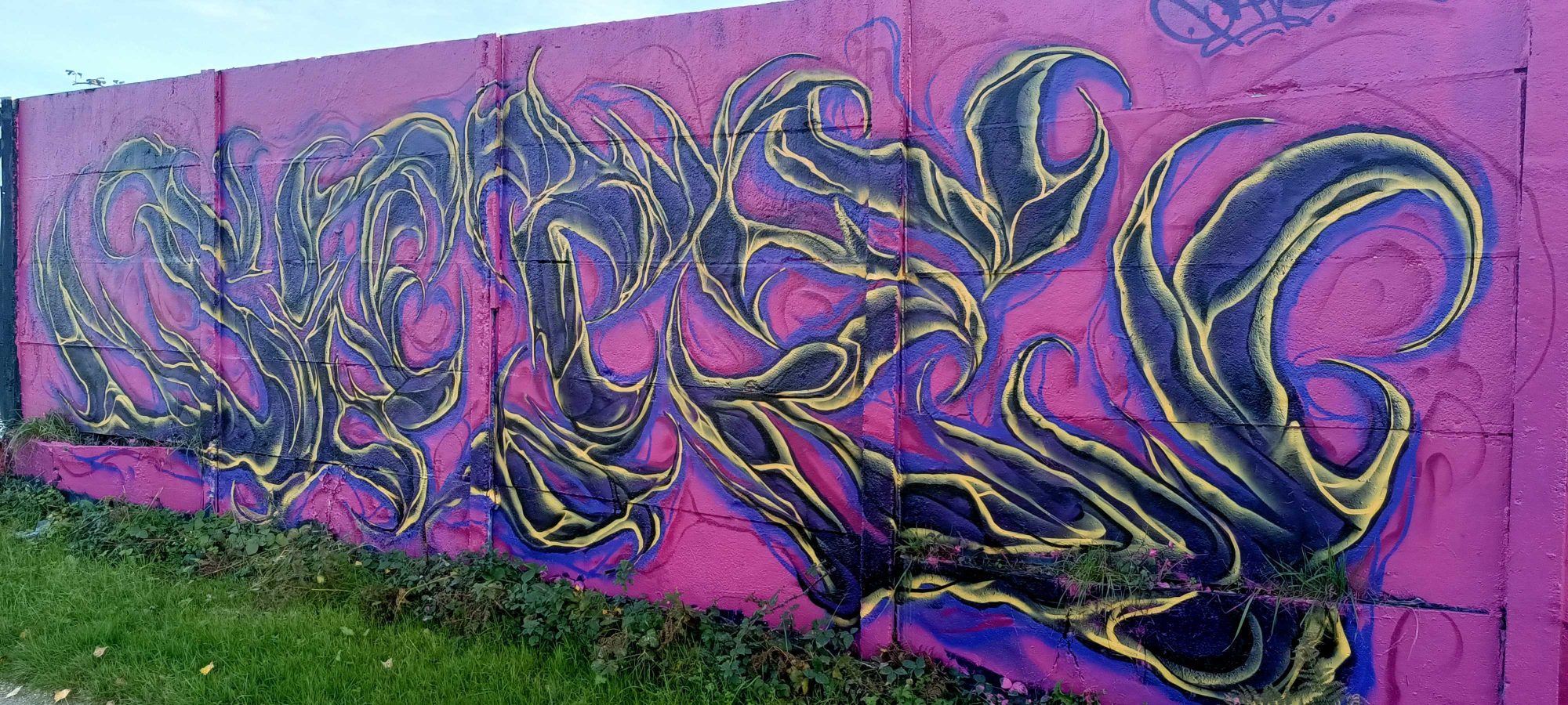Lettrage rose bubble — Street art à Rennes