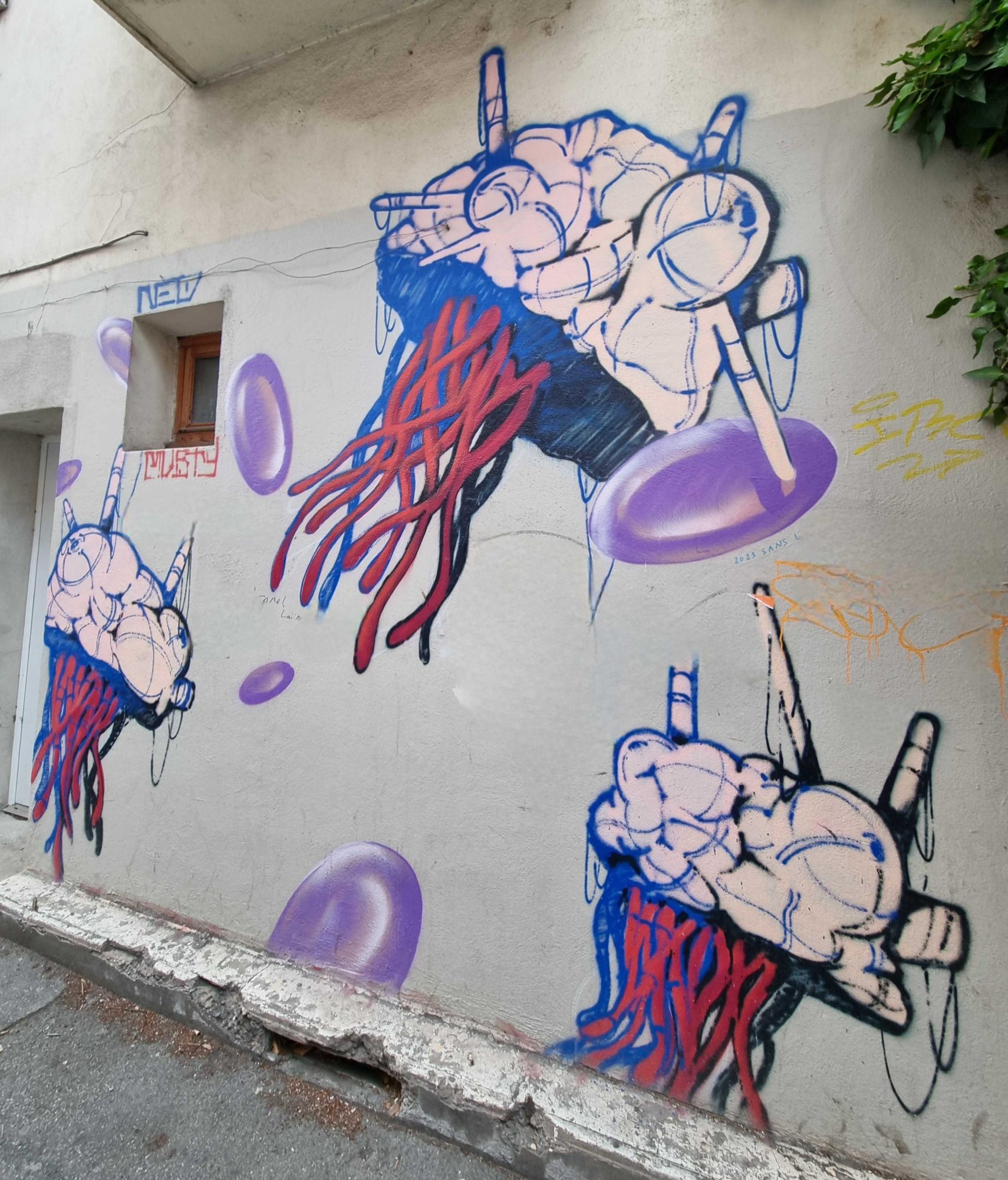 Blue-White-Red-Purple Characters Graffiti — Street art in Grenoble
