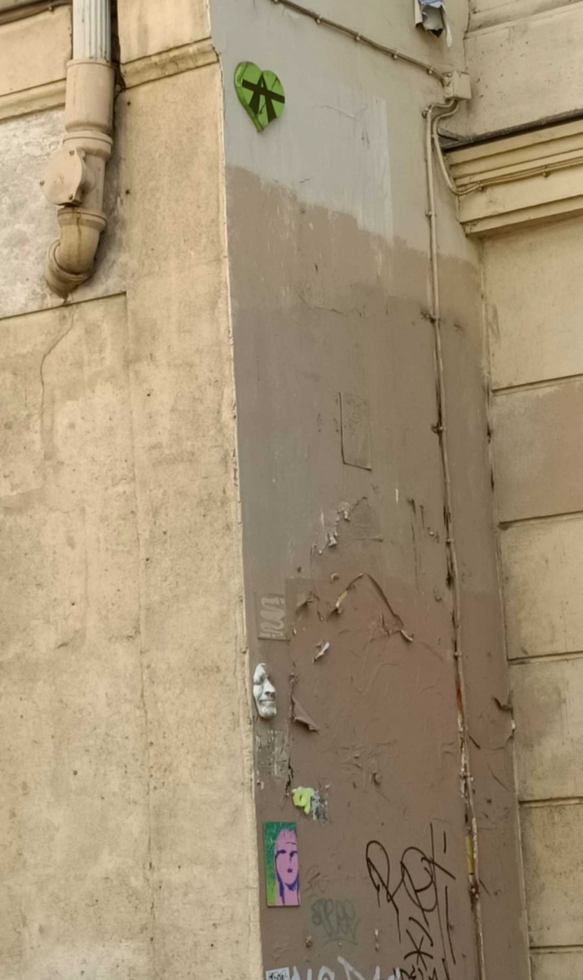 Sticker A2 vert sur façade — Street art de A2 à Paris