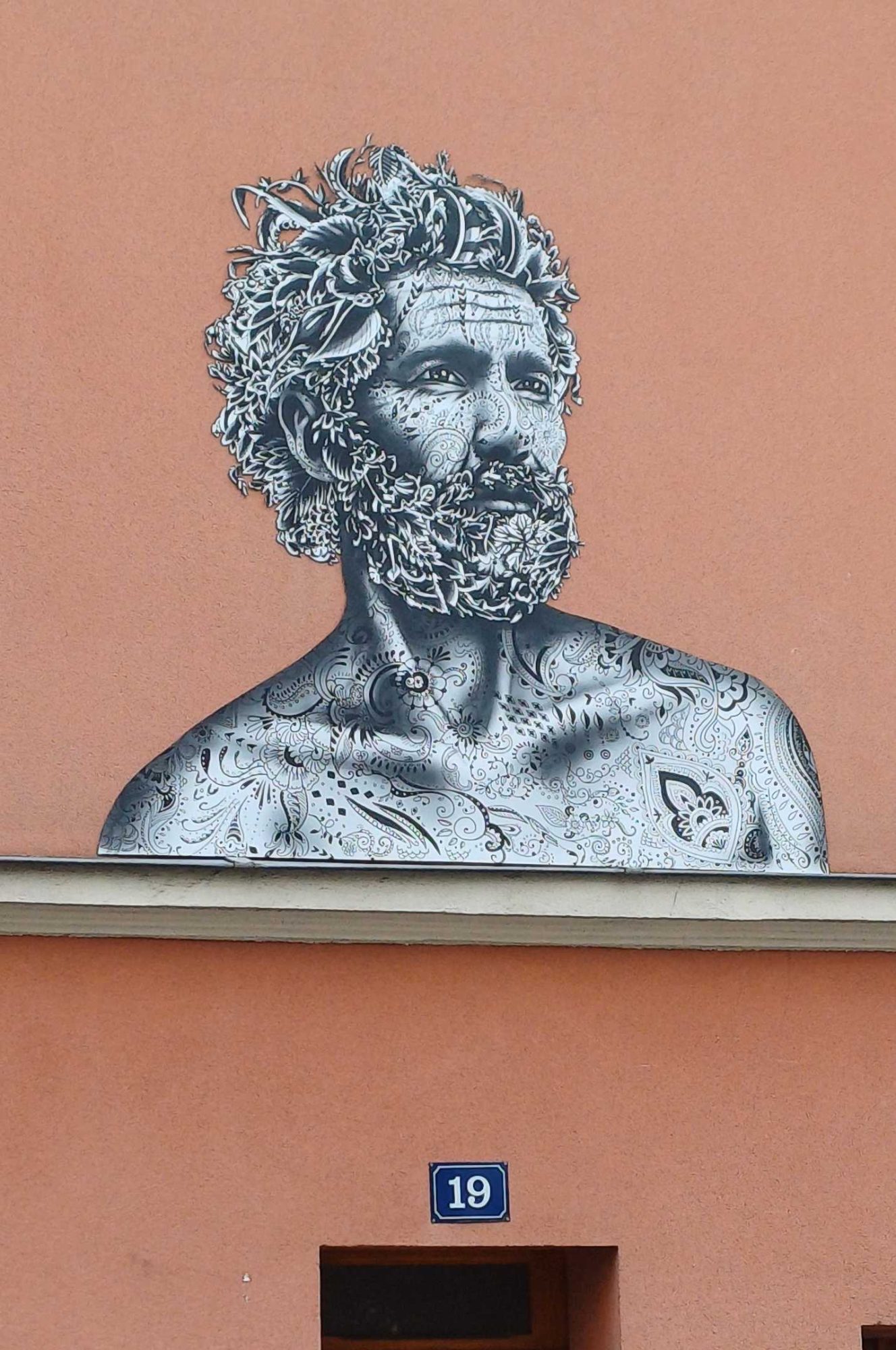 Homme fleuri en noir et blanc par Aydar — Street art de Aydar à Paris