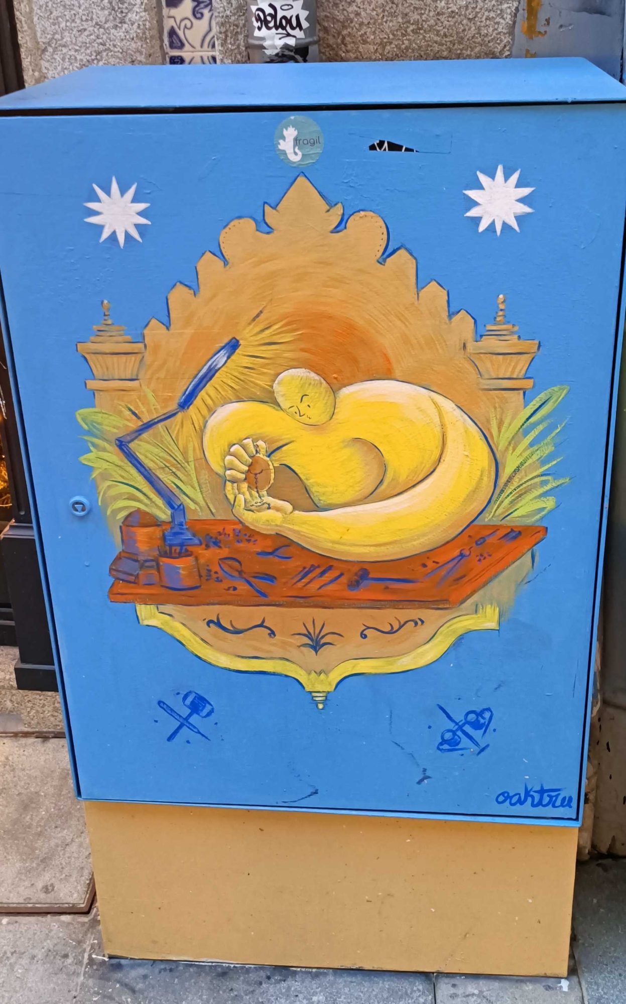 Embryon au bureau, style ex-voto — Street art à Porto