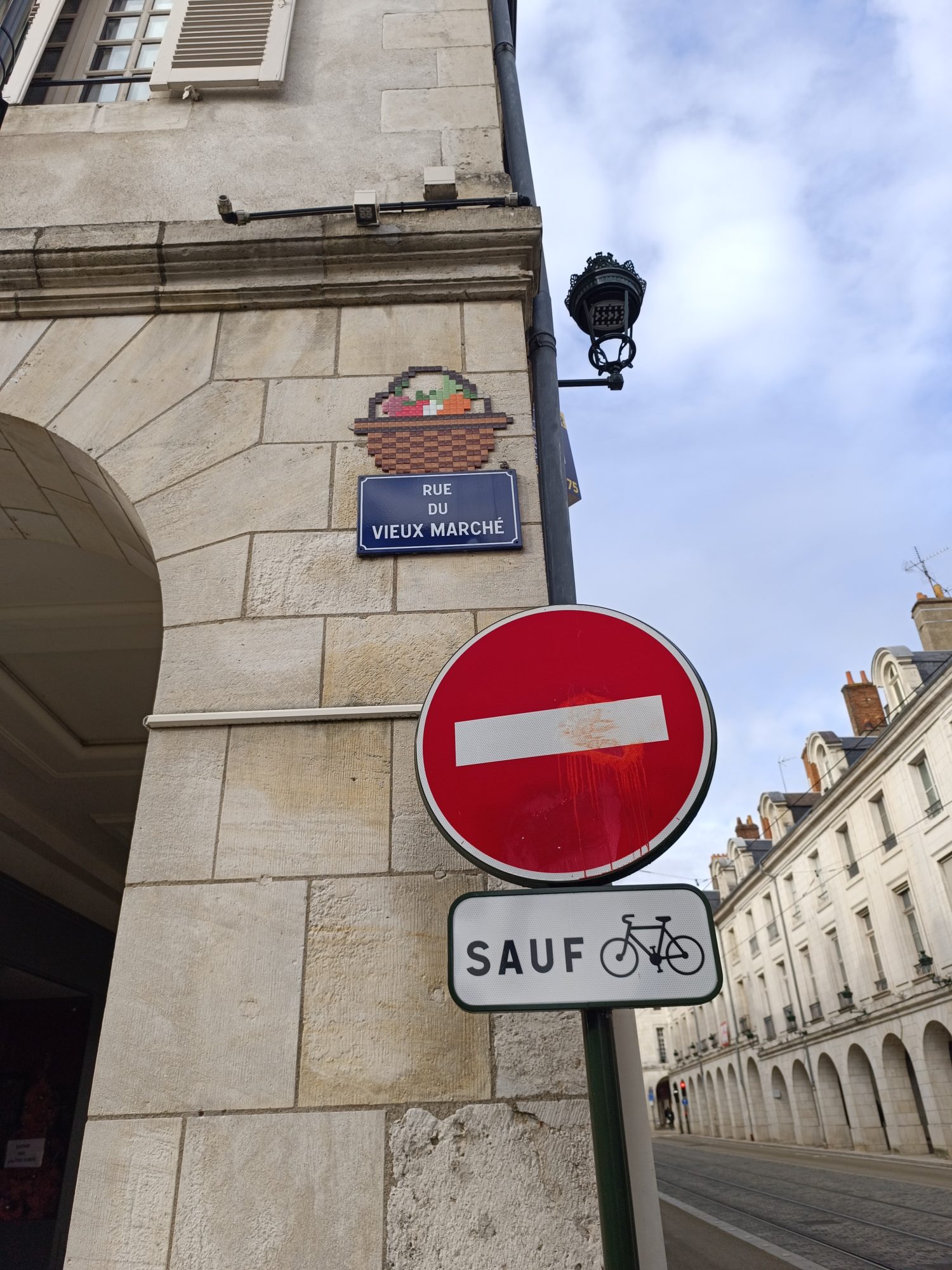 Le panier de la rue du Vieux Marché — Street art de Mifamosa à Orléans