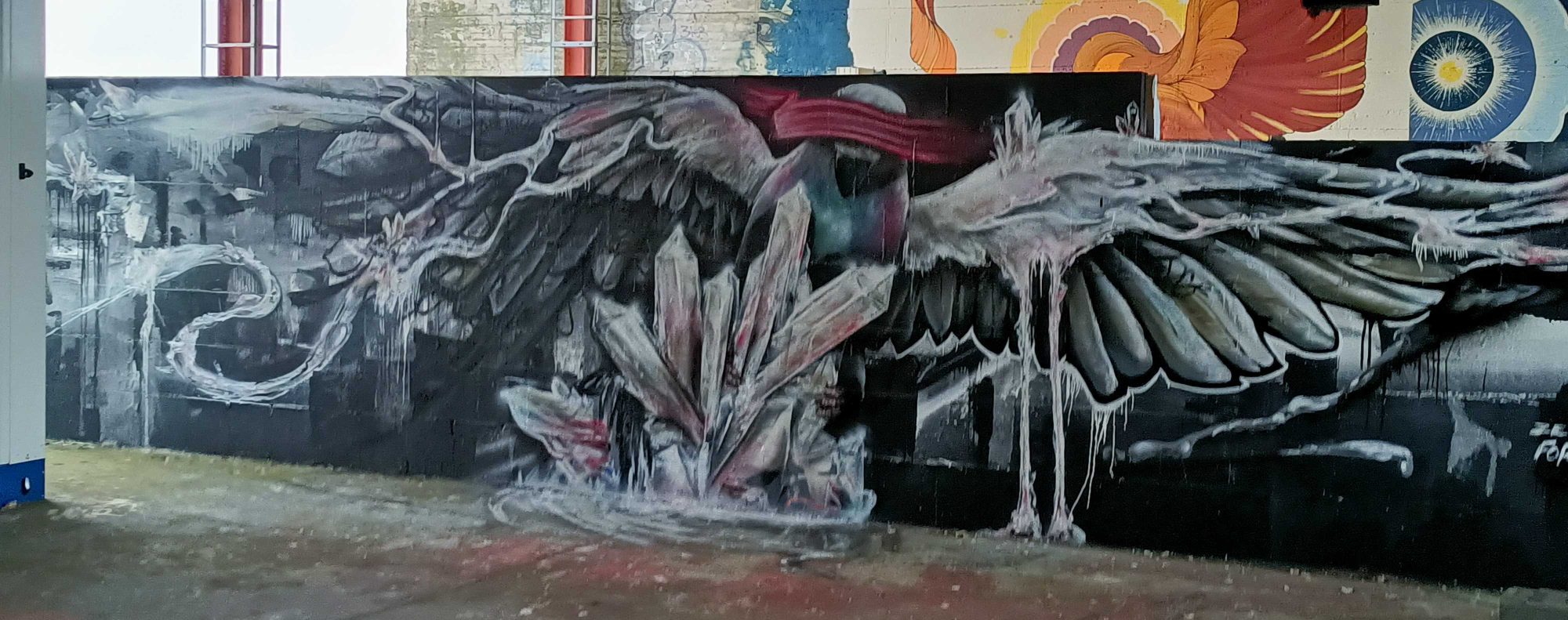 Ailes sombres et cristaux, fresque intérieure — Street art de KOTTITAUBE à Berlin