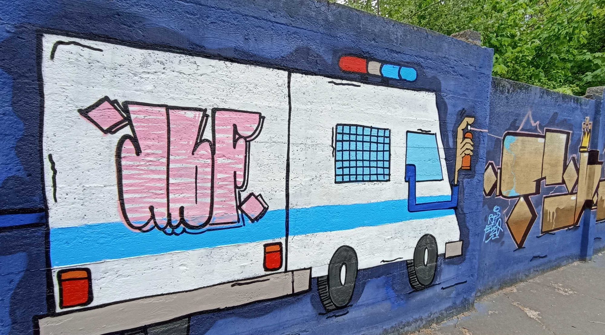 L'ambulance peinte sur le mur bleu — Street art à Budapest
