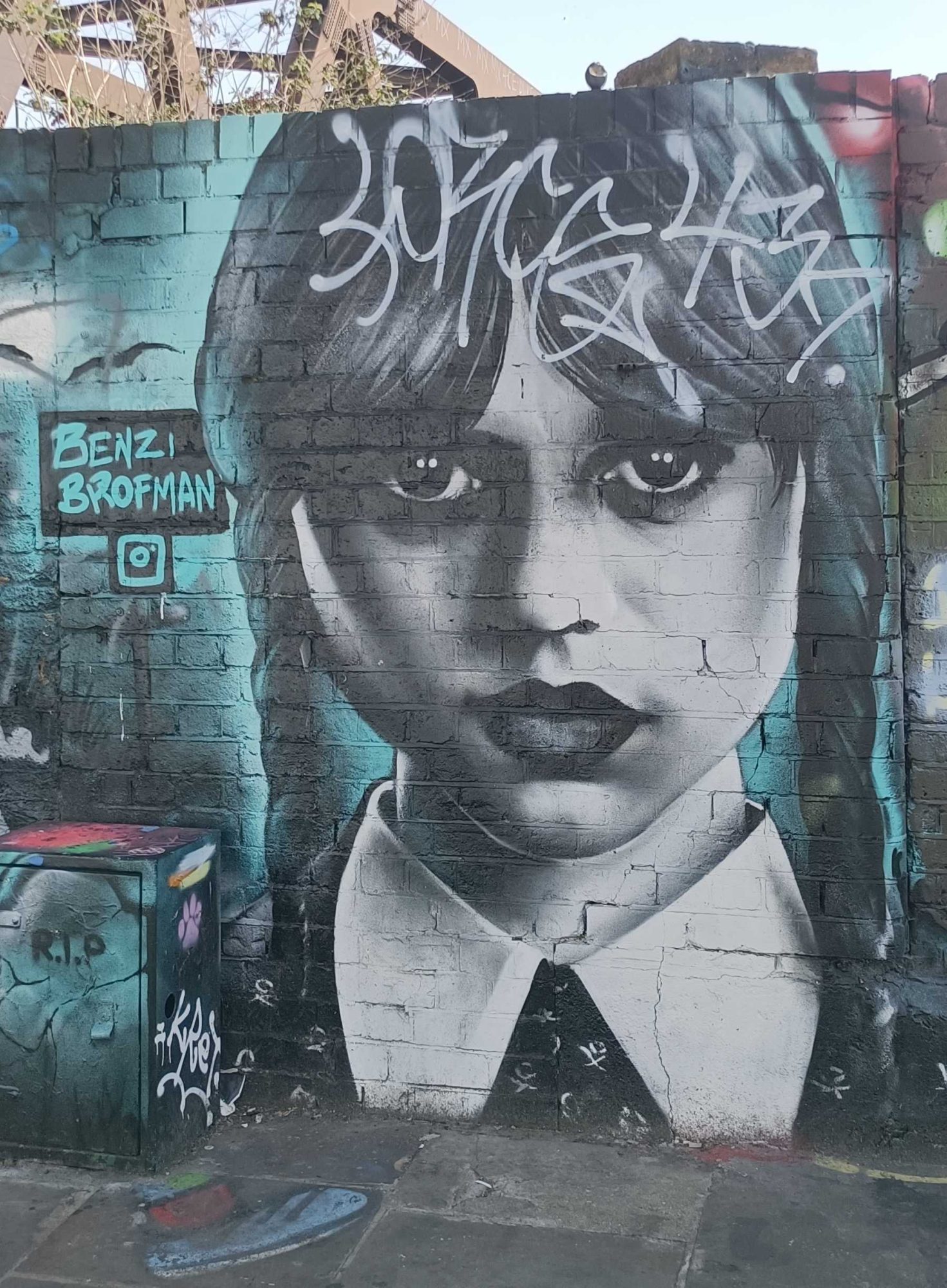 Mercredi Addams par Benzi Brofman — Street art de Benzi Brofman à London