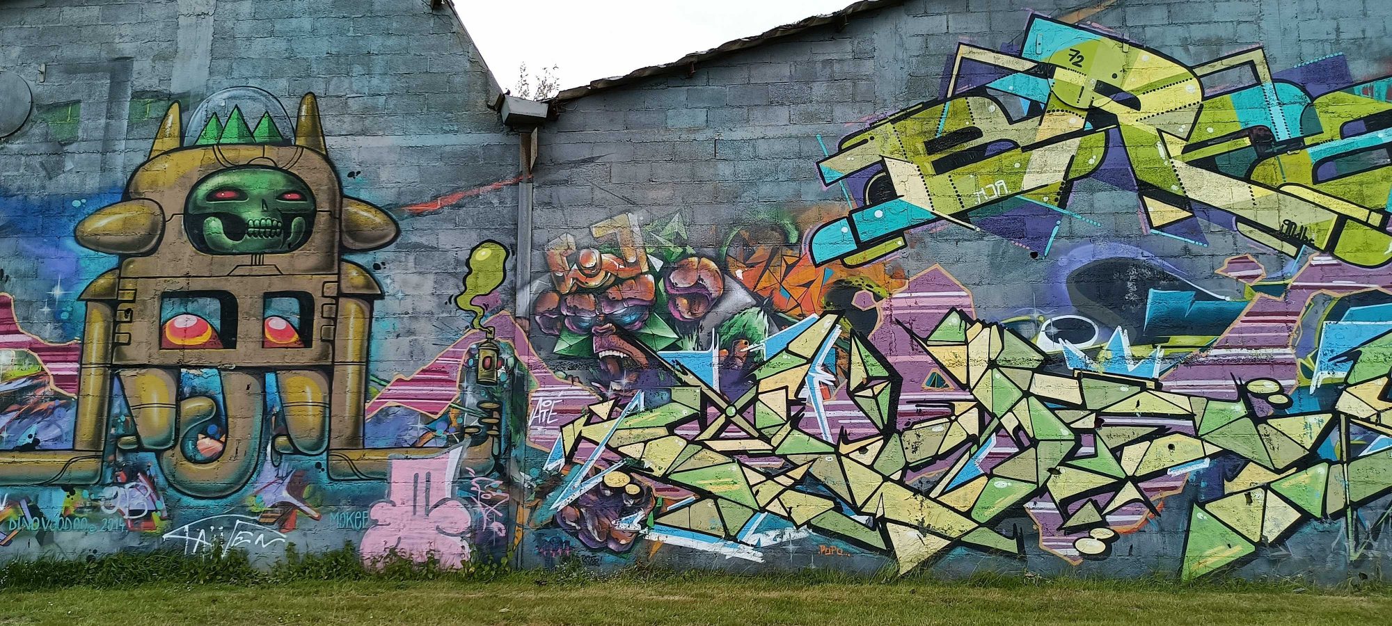 Green Totem Robot and Explosive Lettering — Street art in Redon