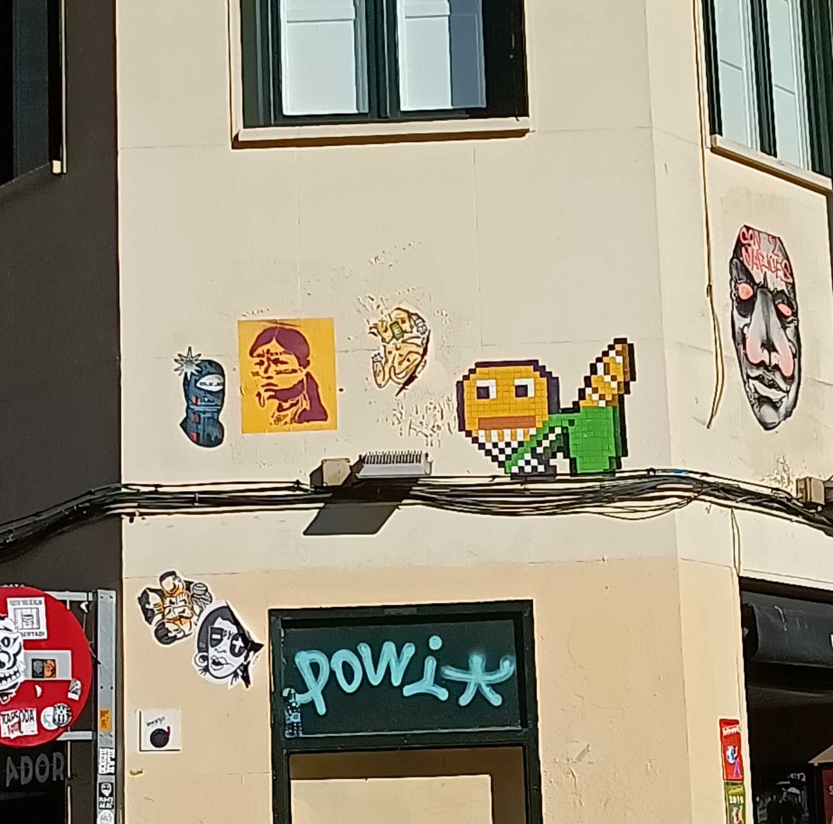 Collage de stickers à Plaza de Cascorro — Street art de Basket of Nean à Madrid