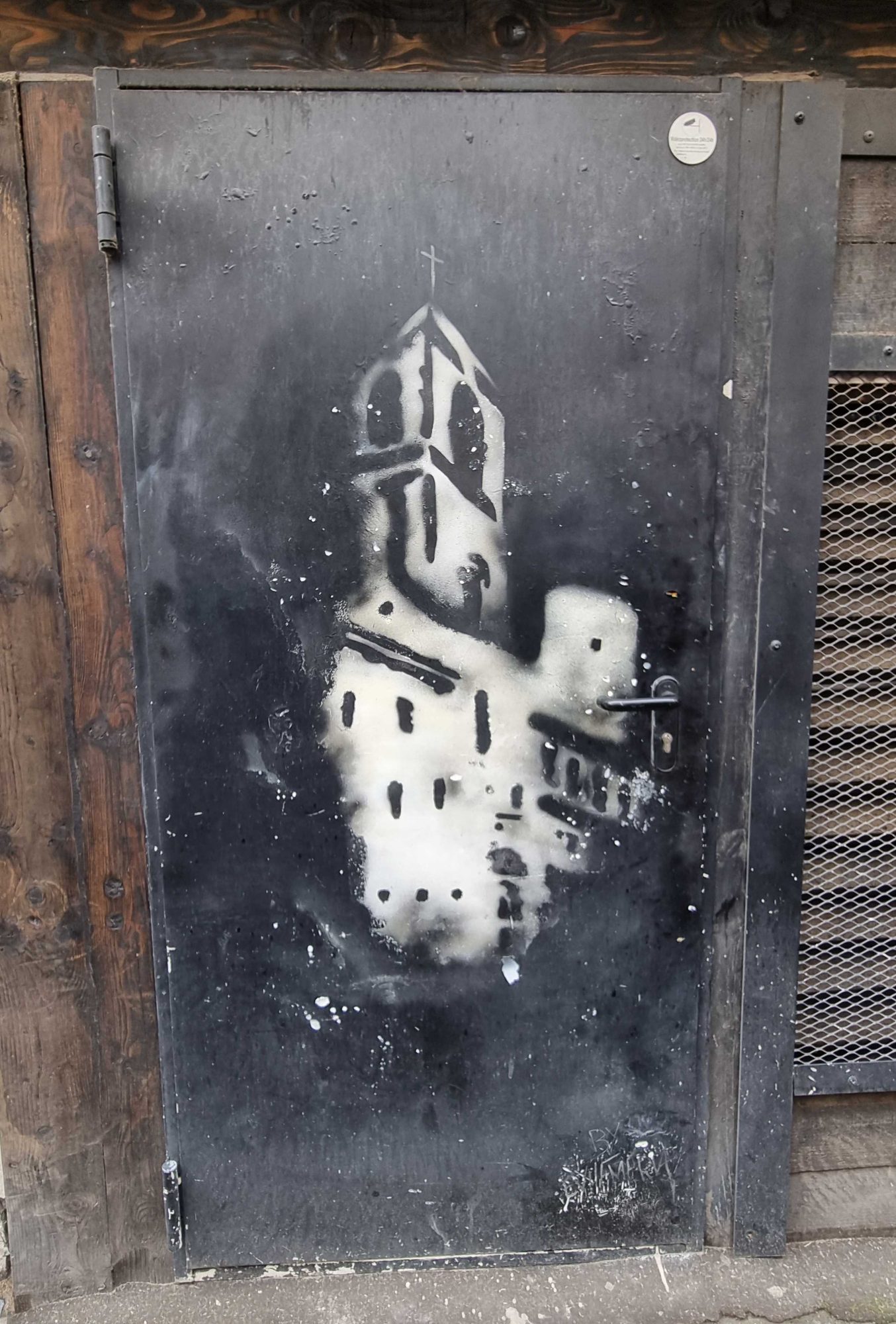 Clocher au pochoir noir et blanc — Street art à Clermont-Ferrand