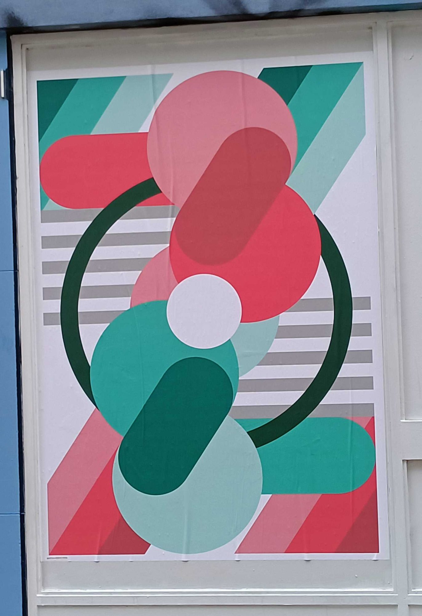 Composition graphique en pilules — Street art à Porto