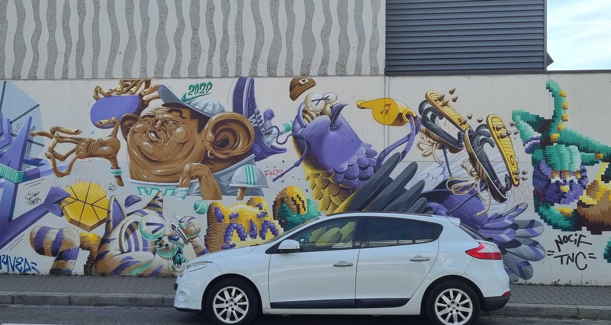 Créature caramel et grappes violettes — Street art de Stom500 à Strasbourg