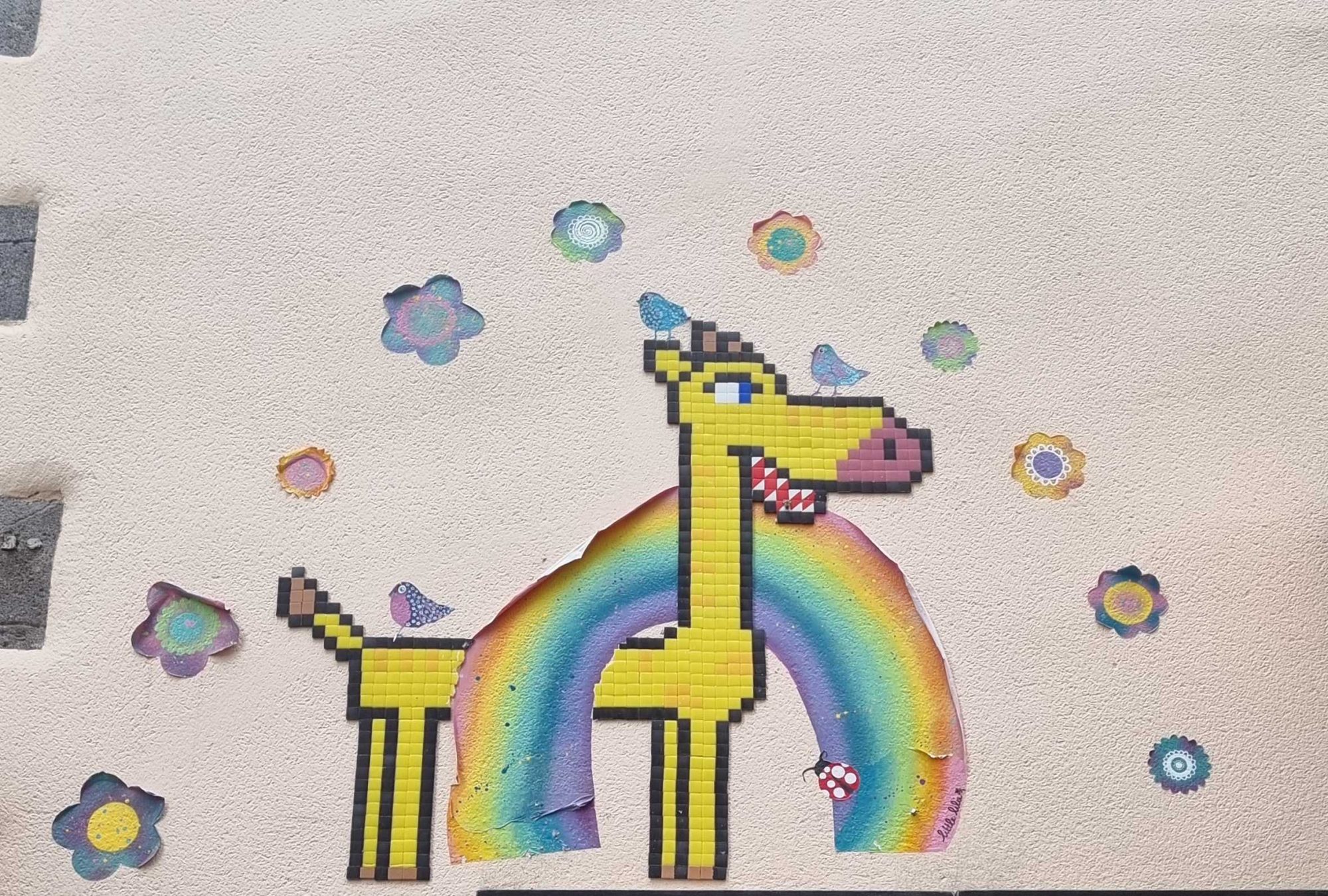 Girafe pixel art et arc-en-ciel - mosaïque — Street art à Clermont-Ferrand