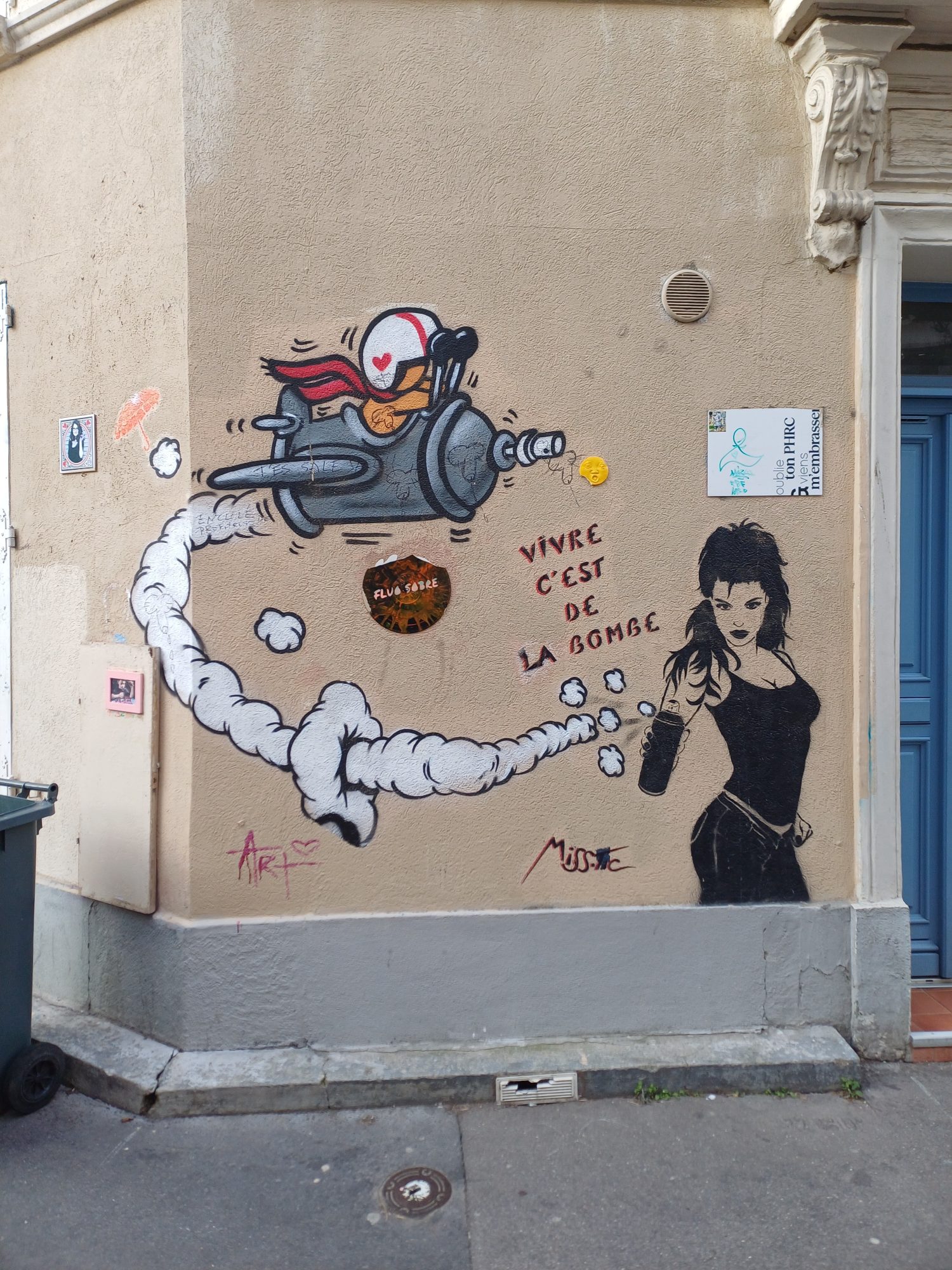 Vivre c'est de la bombe par Jace — Street art de Jace, Miss tic à Paris