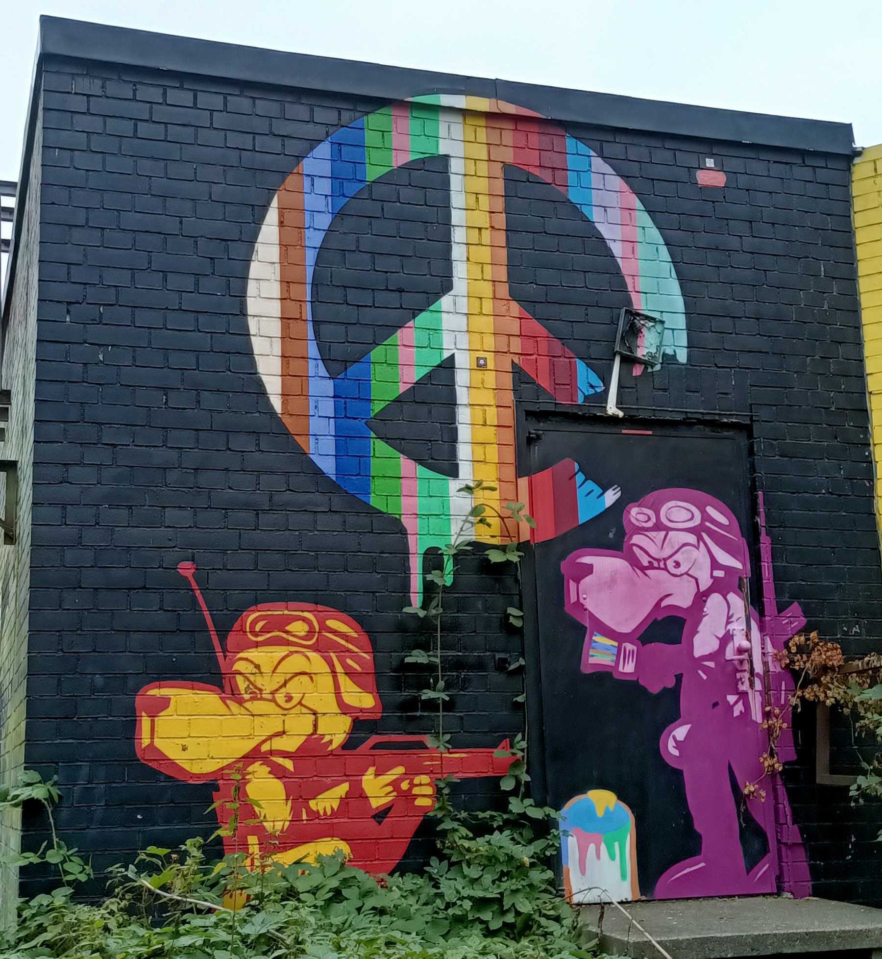Chiens peintres et symbole de paix — Street art de Tobo à Berlin