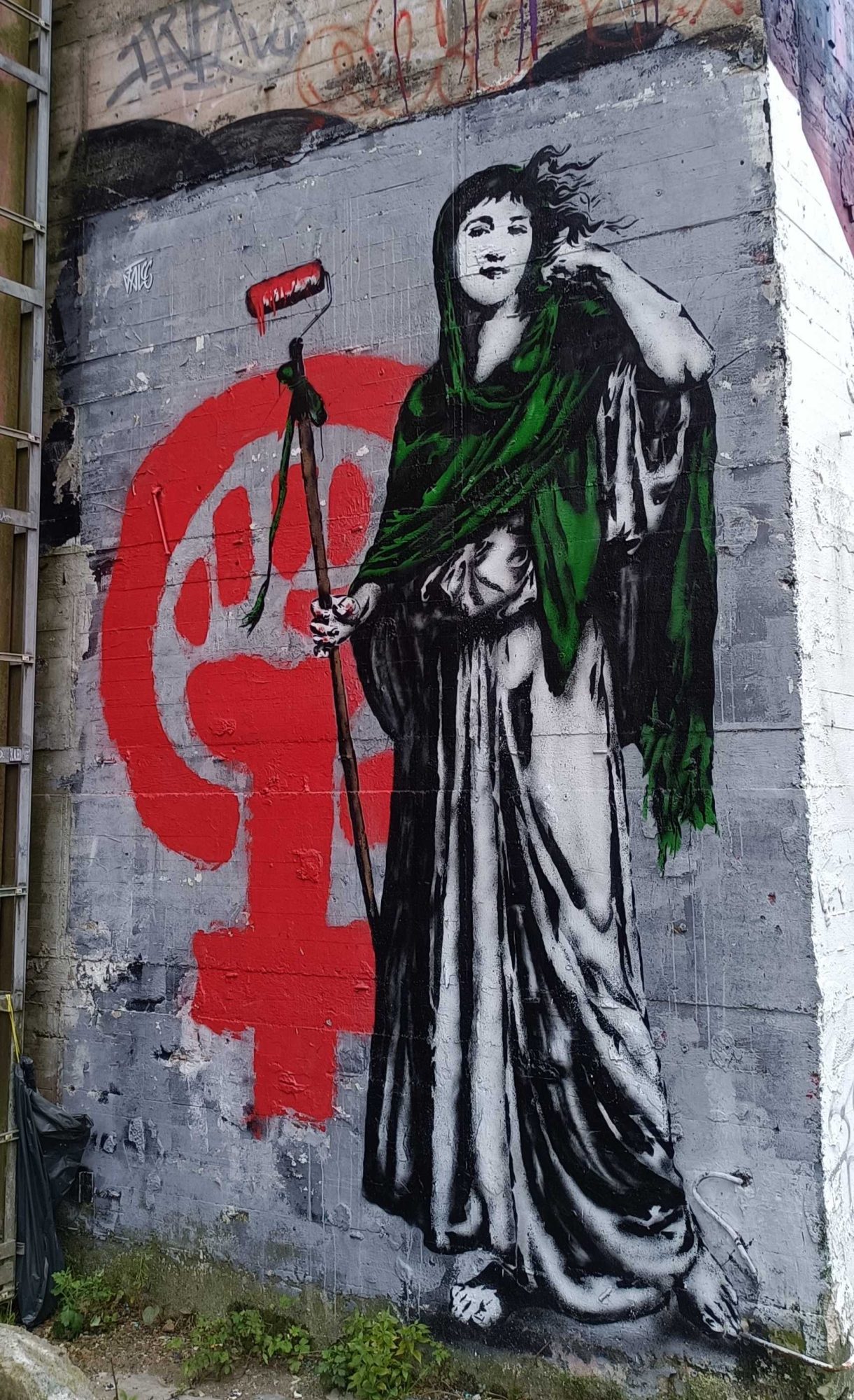 Déesse féministe au rouleau de peinture — Street art de FALCO à Berlin