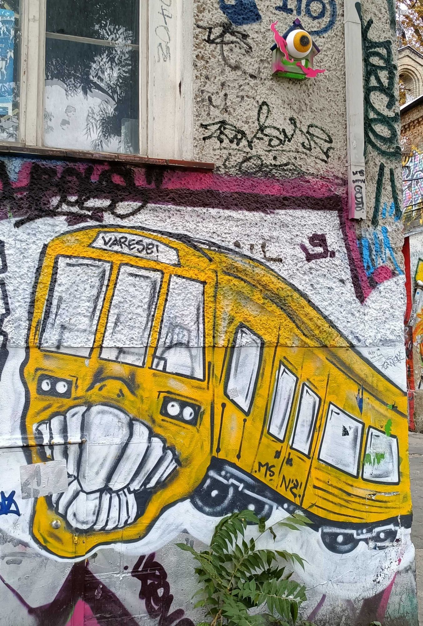 Métro jaune anthropomorphe berlinois — Street art à Berlin