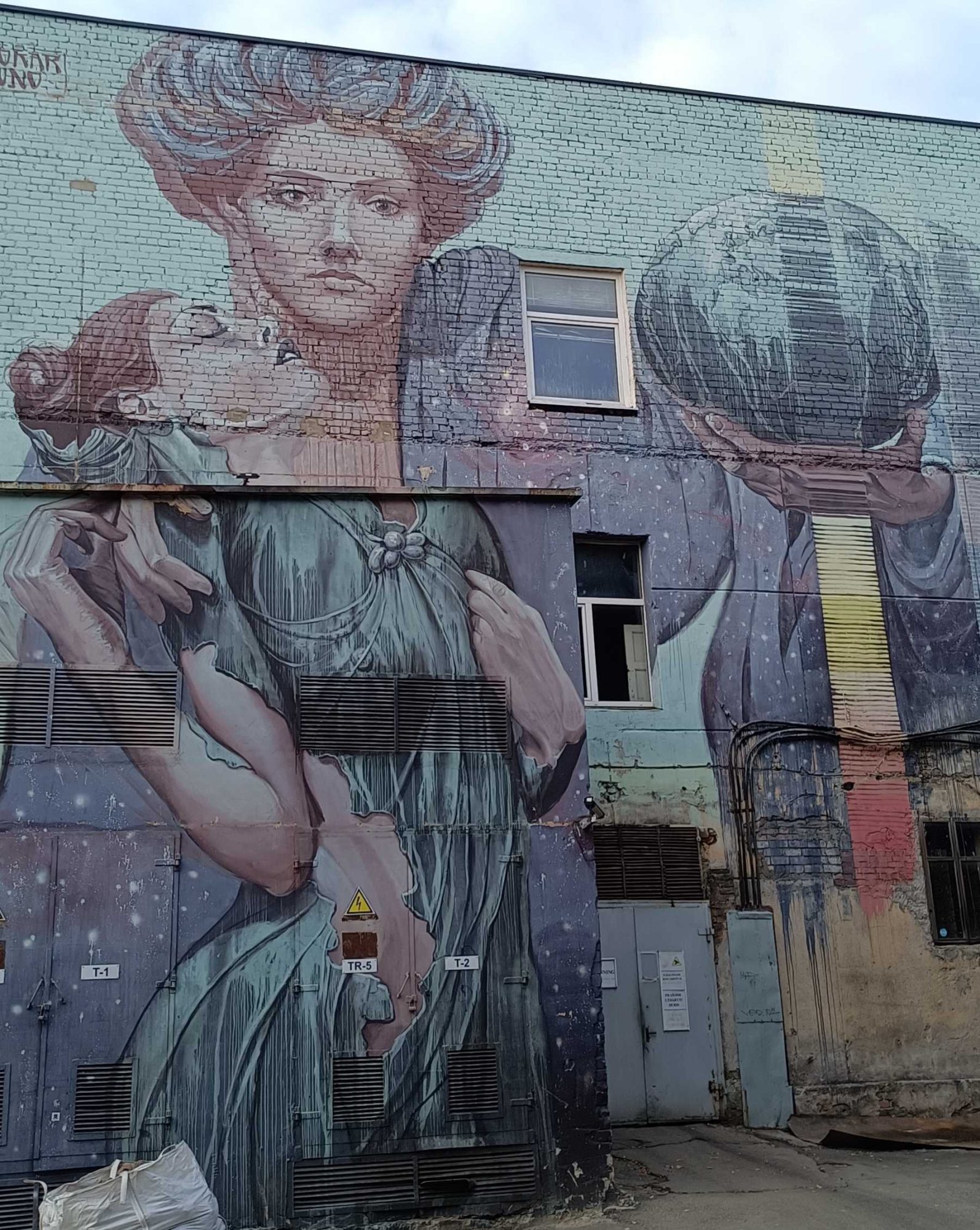 Hyperrealistic female figures — Street art by Sokar Uno in Vilnius