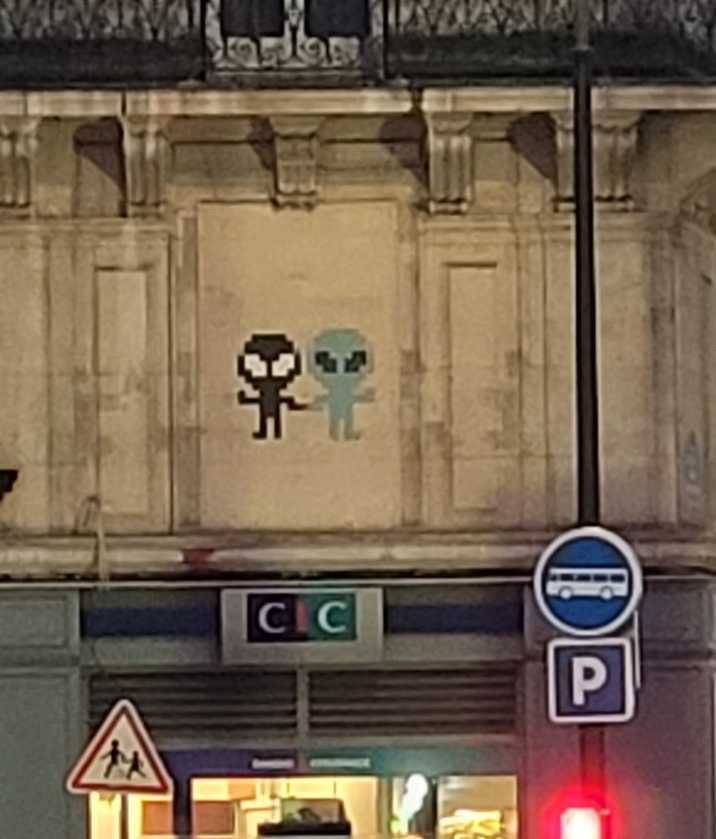 Pixel Alien Duo by Mr Djoul, Paris — Street art by Mr Djoul in Paris