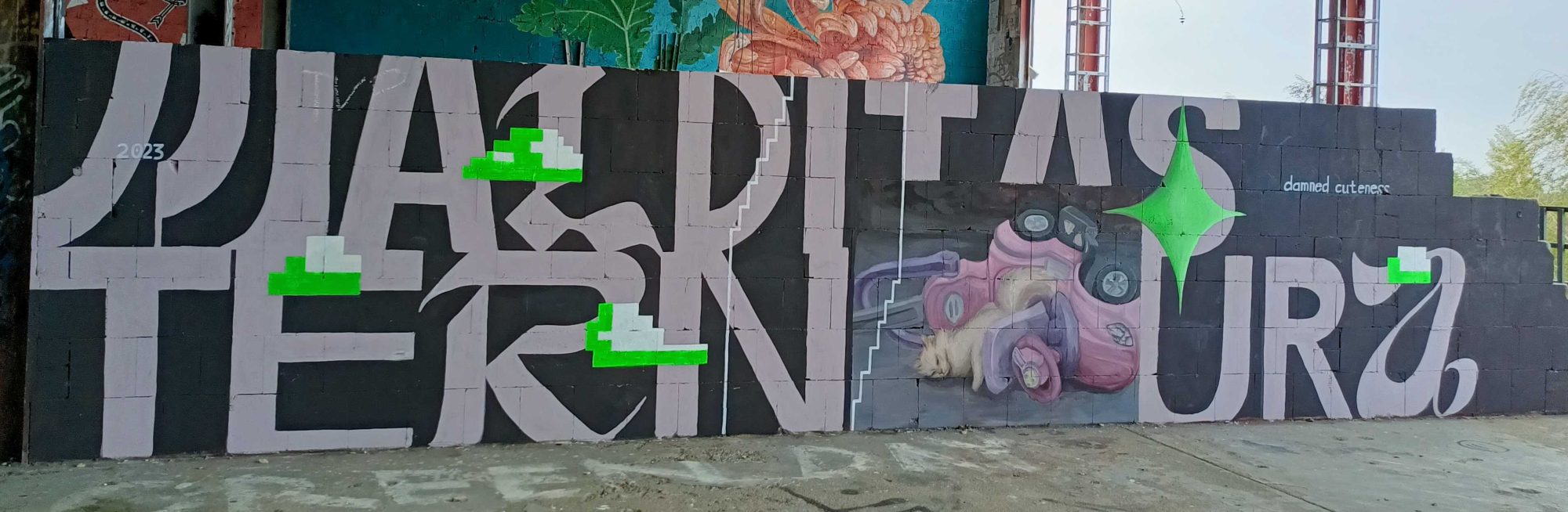 Malditas Ternura, lettrage et pieuvre rose — Street art de Malditas Ternura à Berlin