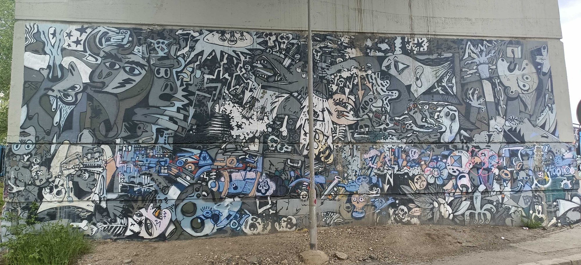 Dense Black and White Mural with Abstract Creatures — Street art in Prague